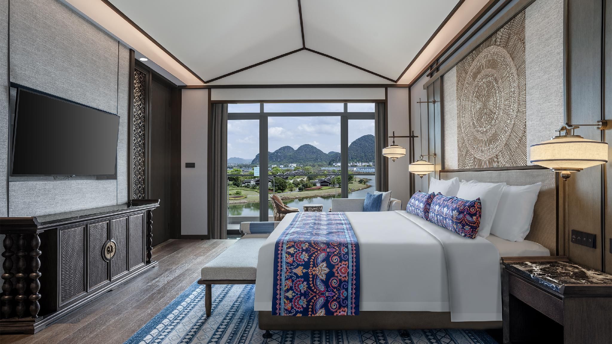 Extra-large Scenic Suite with Lakeview and Balcony