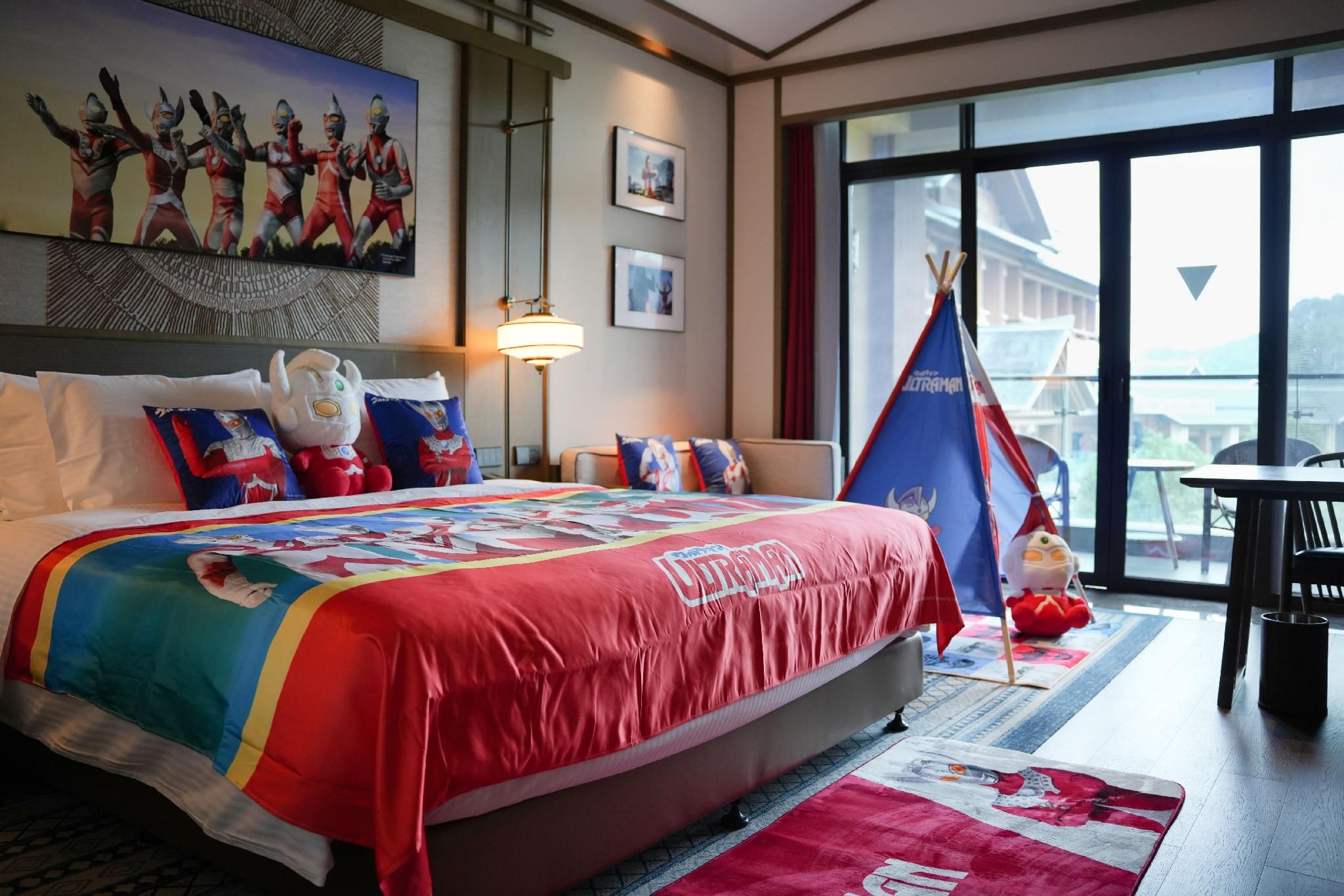 Ultraman Parent-child Queen Room with Lake View Balcony