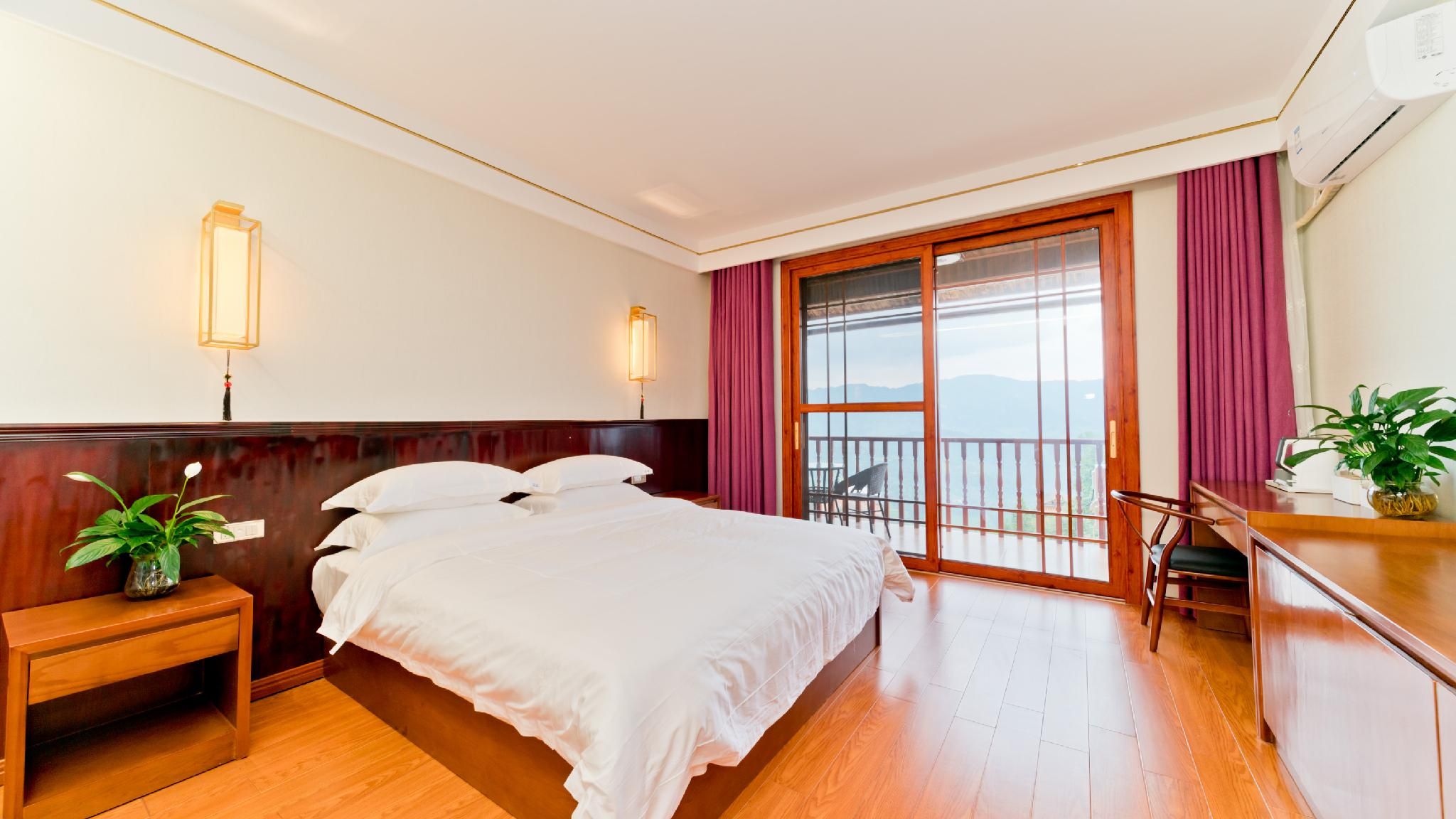 Queen Room with View