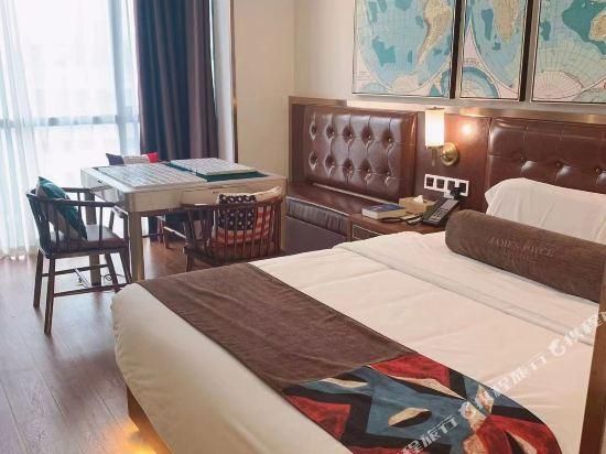 James Joyce - Queen Bed Room