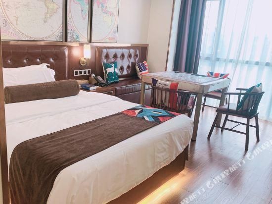 James Joyce - Queen Bed Room