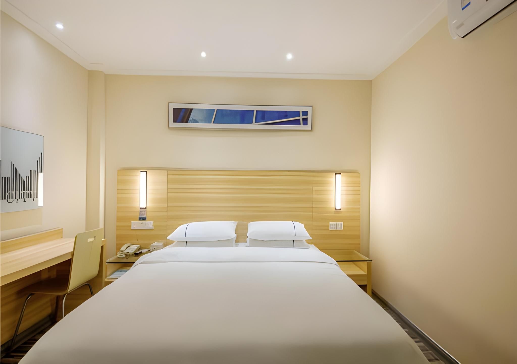 Stand Queen Room