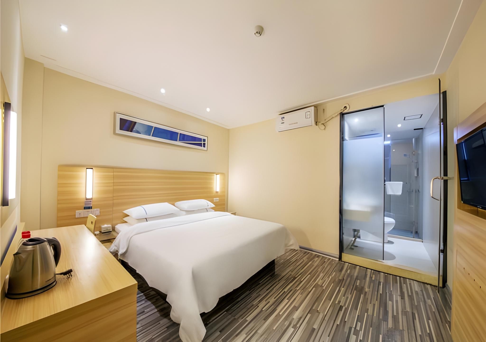Stand Queen Room