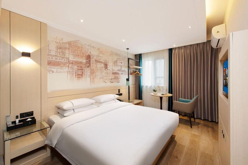 Business Queen Room