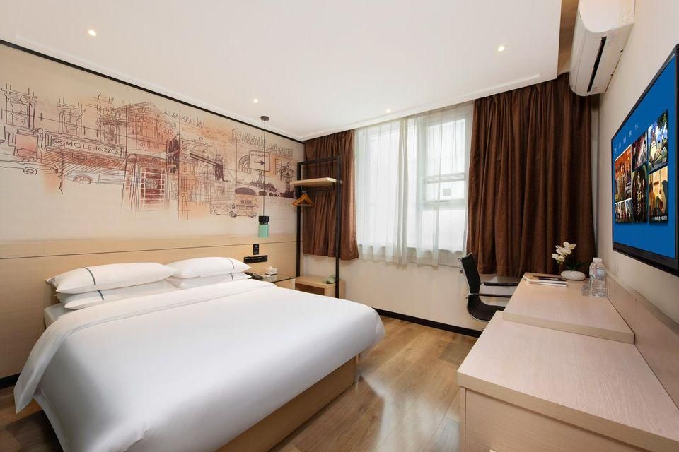 Stand Queen Room