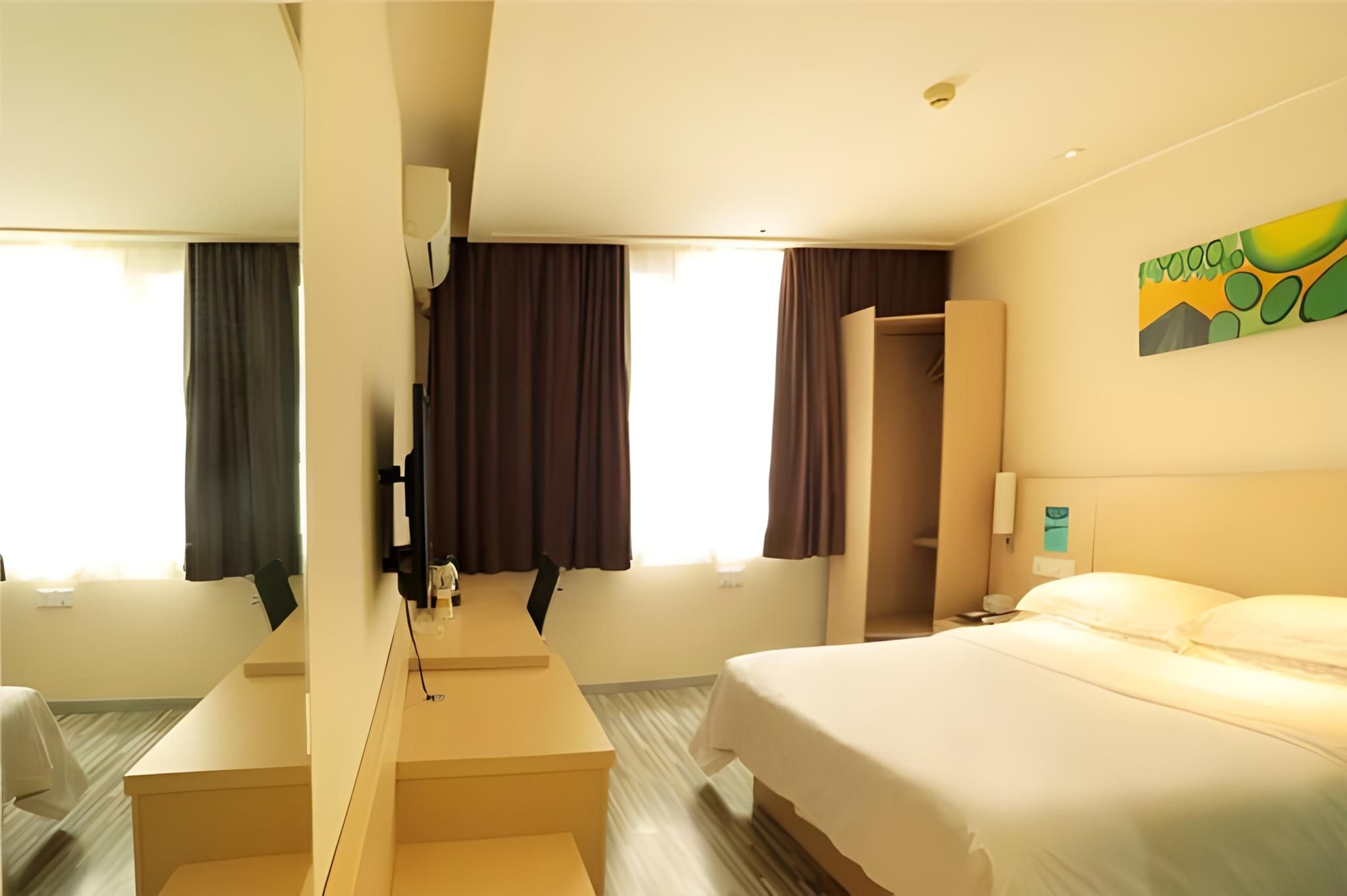 Stand Queen Room