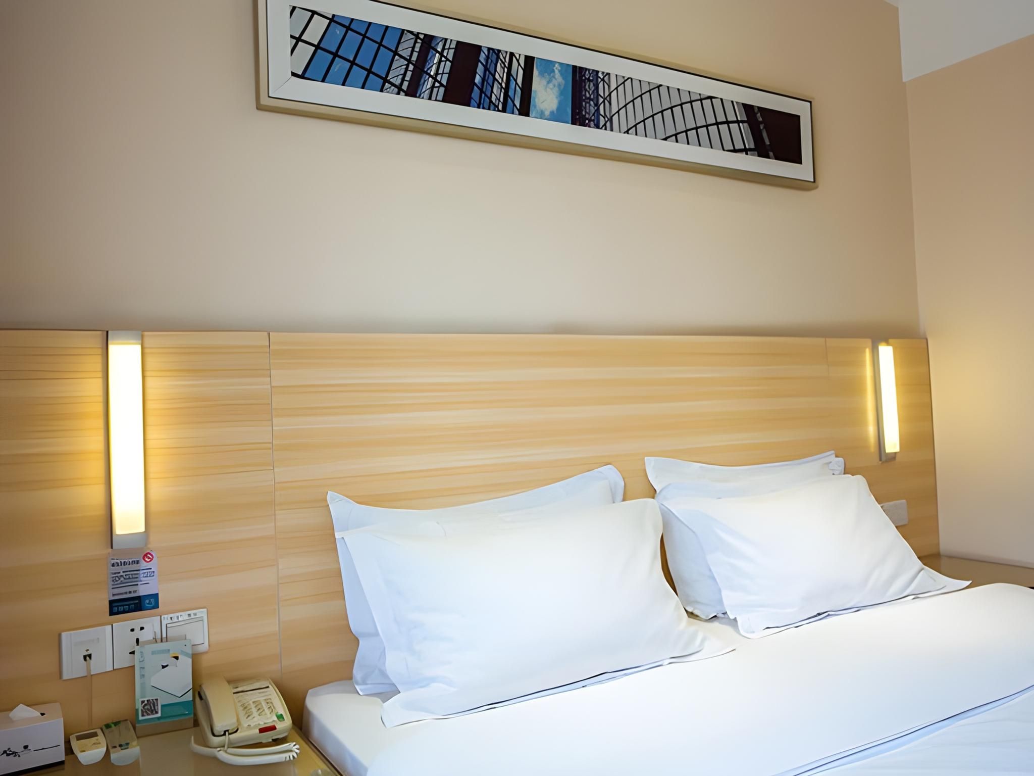 Business Queen Room