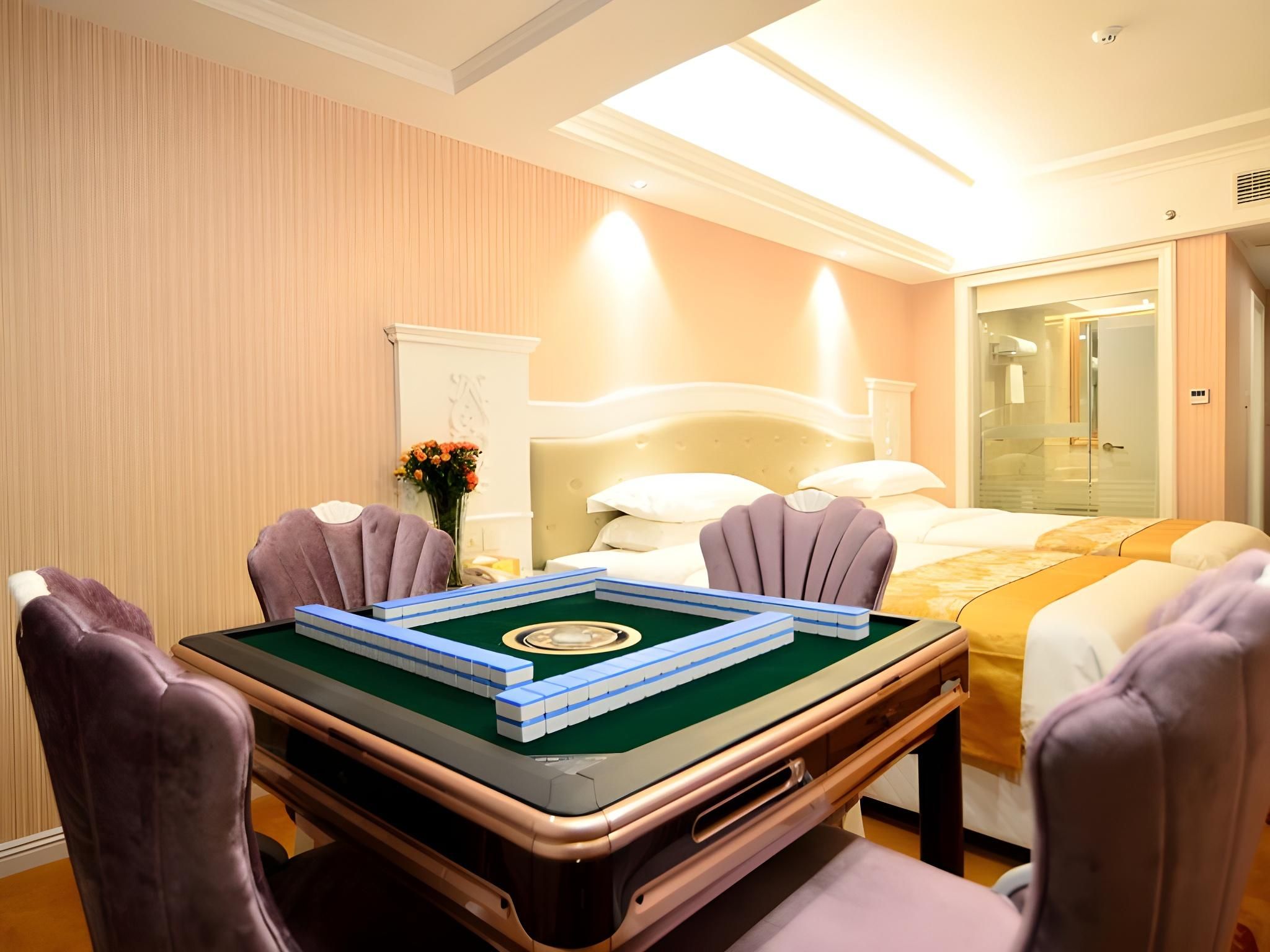 Vienna - Functional Chess Room With Twin Bed