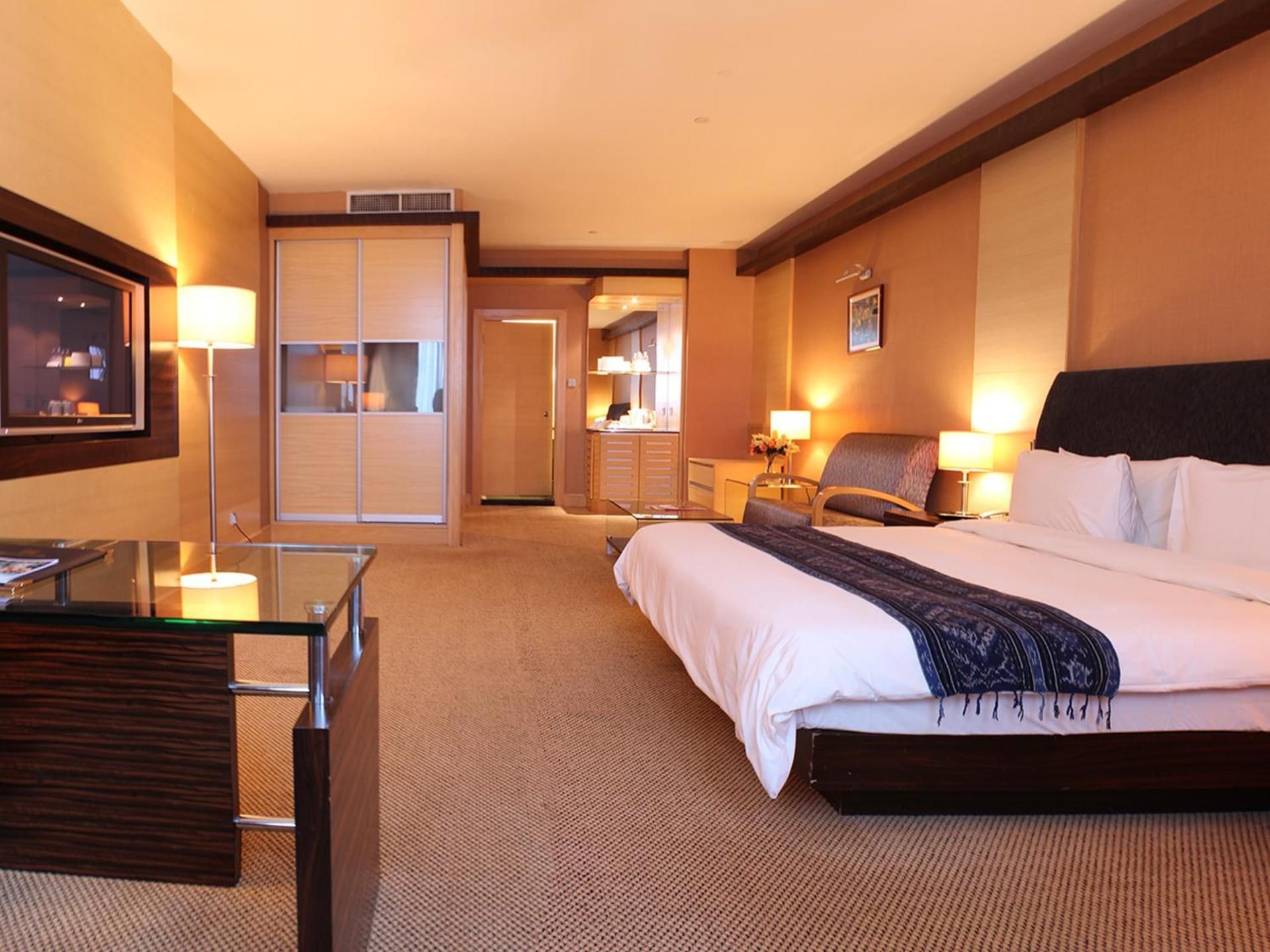 Imperial Hotel Executive King Bed