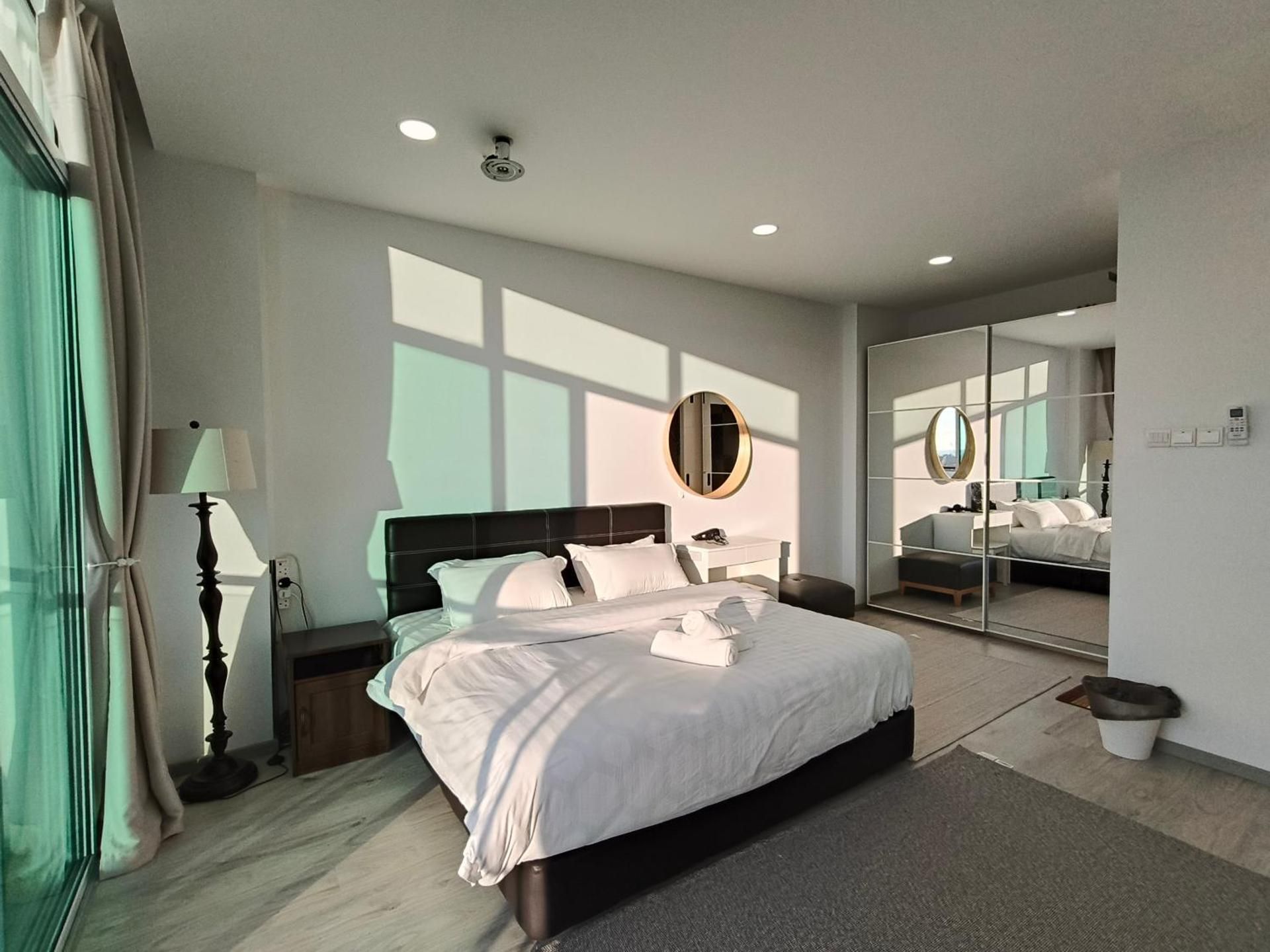 One-Bedroom Apartment with Bay View