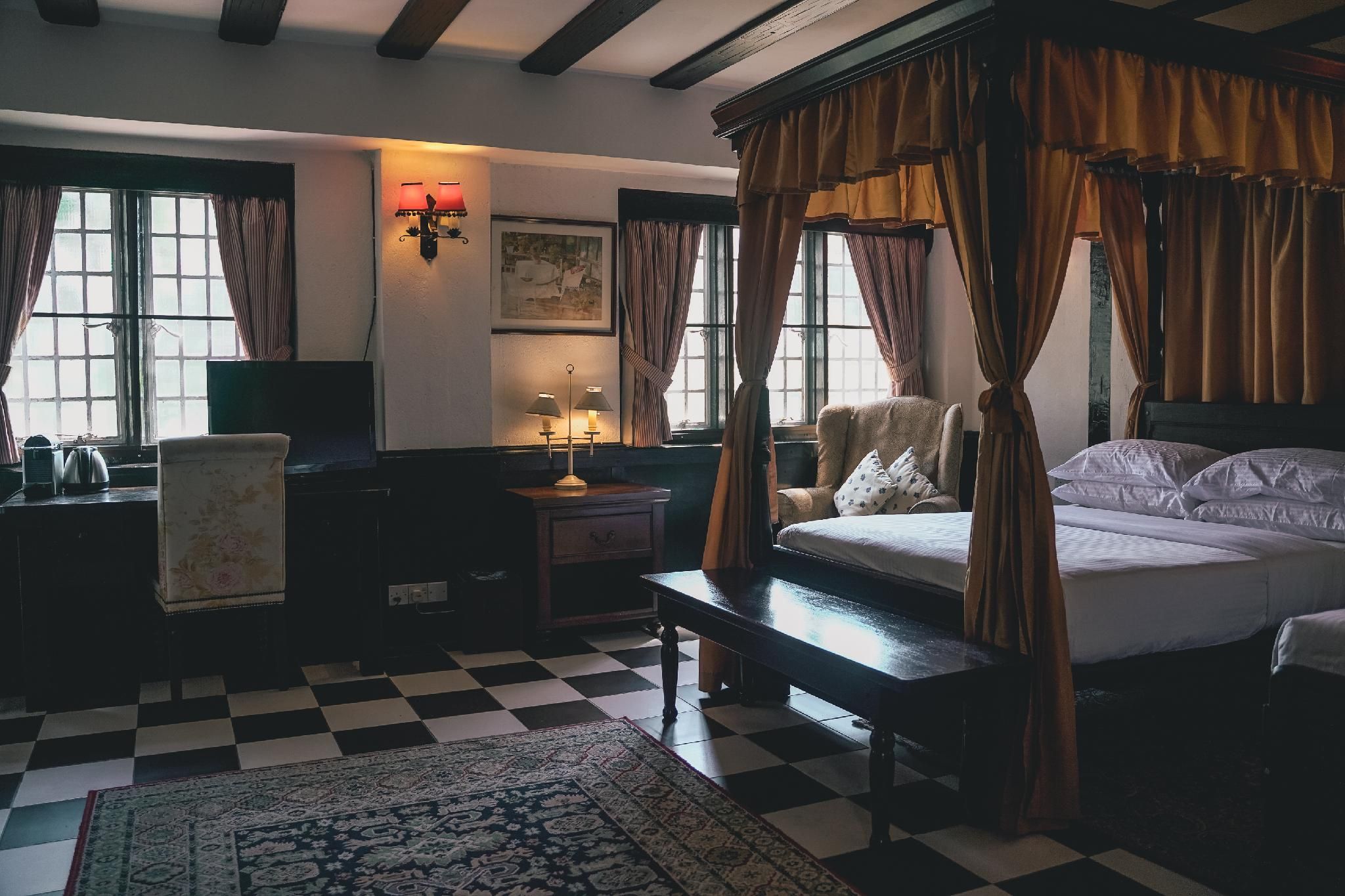 Suite - Queen Bed (Up to 2 persons only)