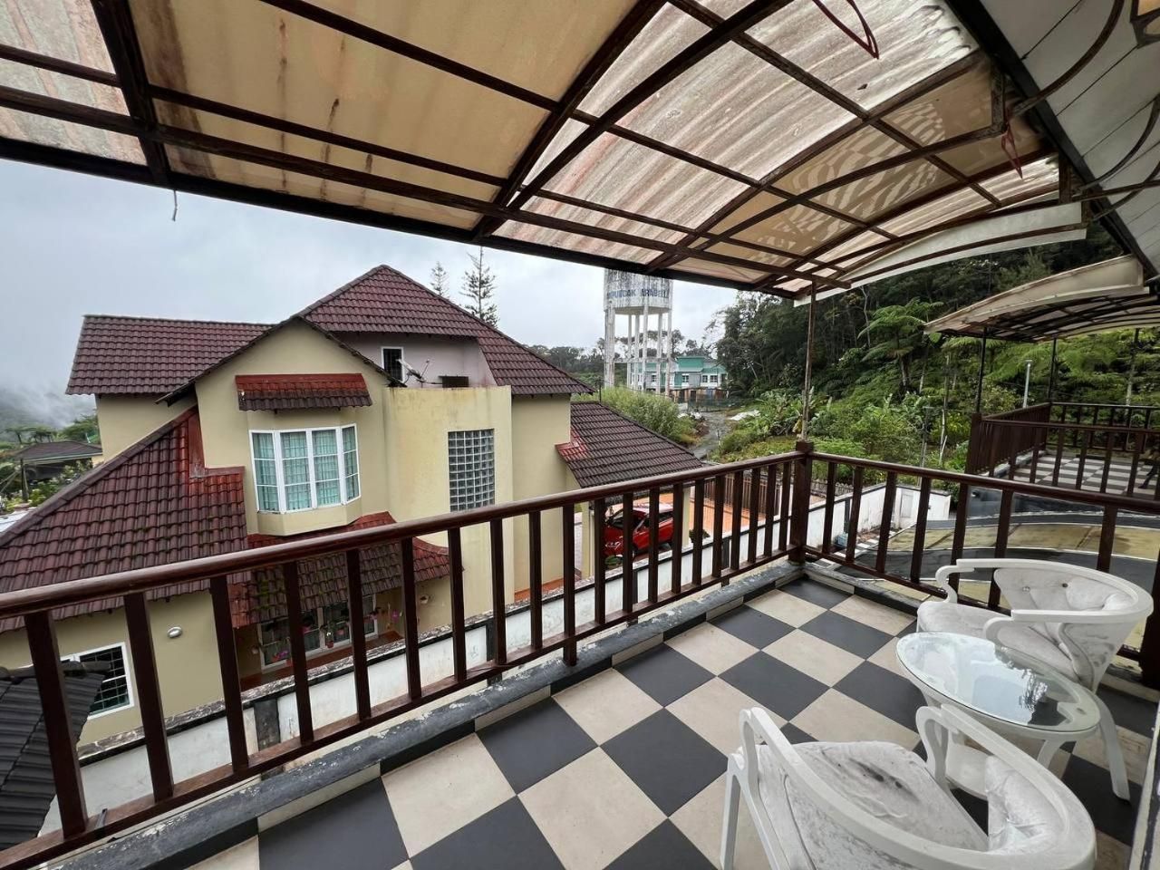 Four-Bedroom Apartment with Balcony