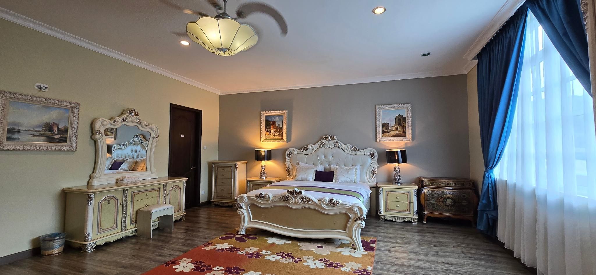 Pool Access Suite Room with Living area and Balcony