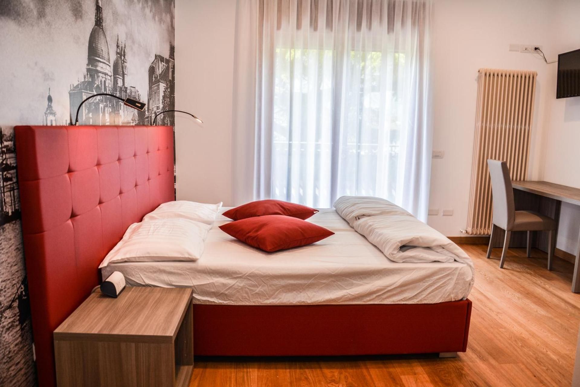 Deluxe Double or Twin Room with Lake View and balcony