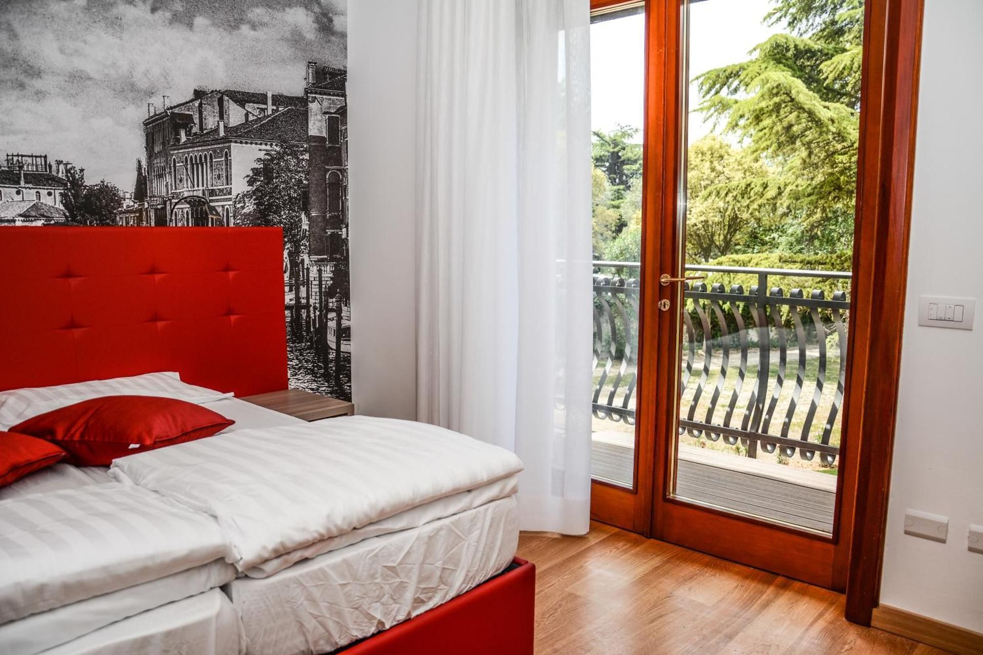 Deluxe Double or Twin Room with Lake View and balcony
