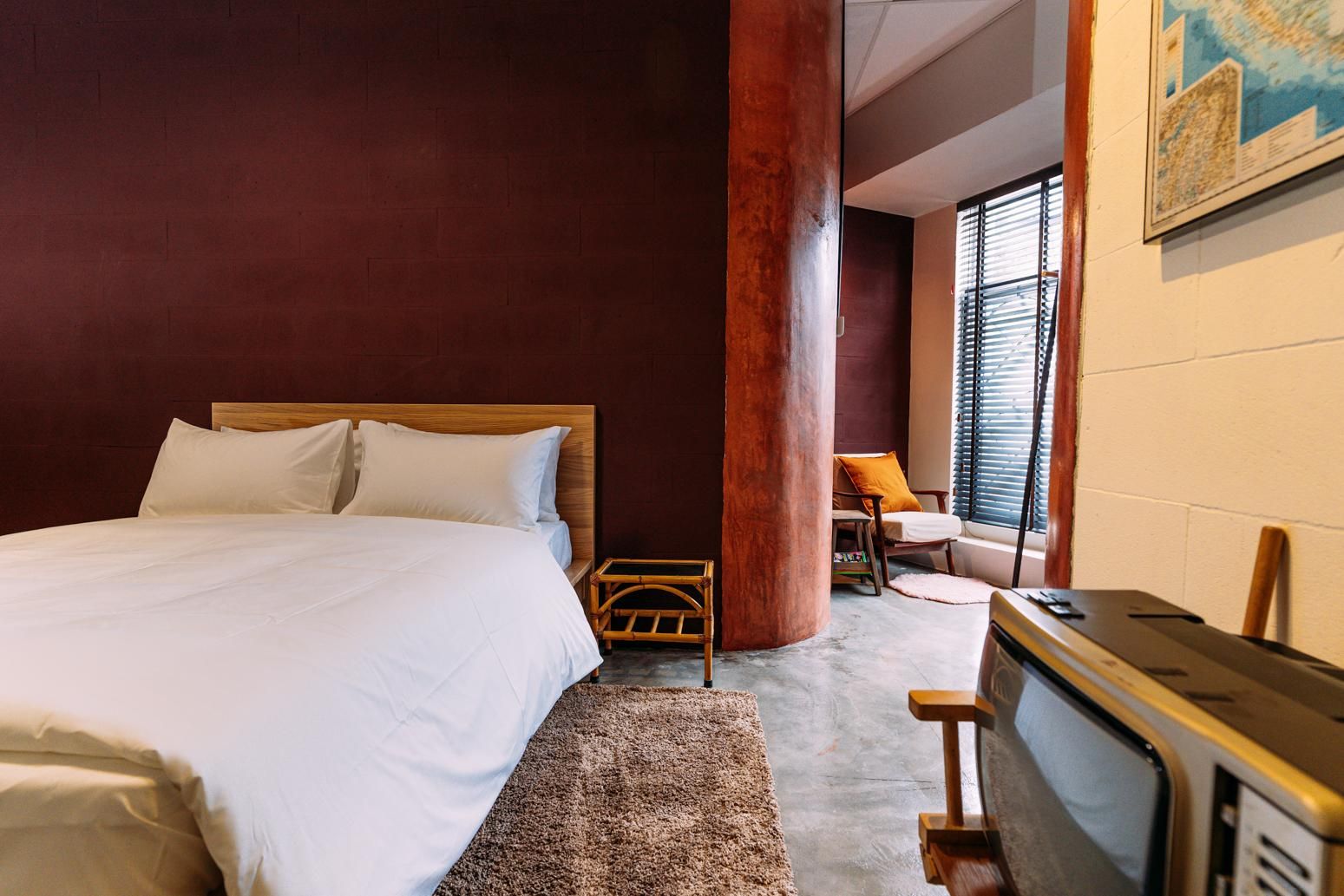 Retro Queen Room with Private Bathroom