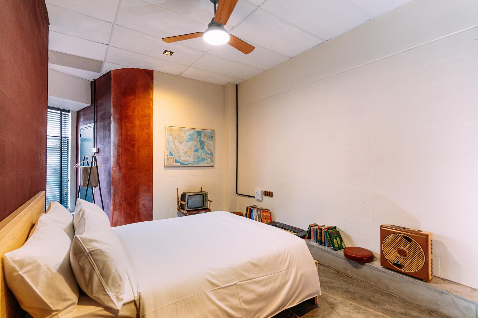 Retro Queen Room with Private Bathroom