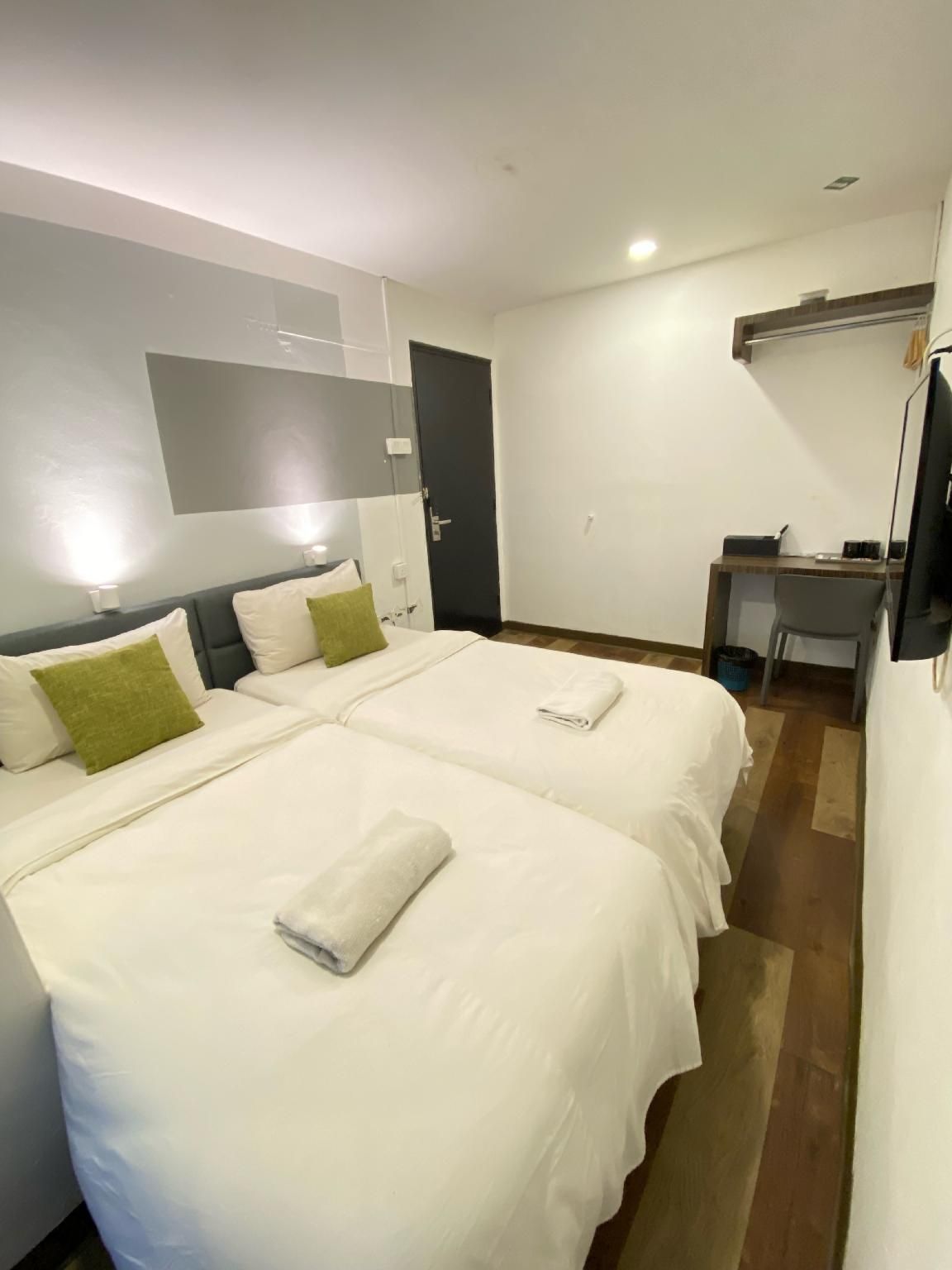 V HOTEL Deluxe Twin Room B - Non-Smoking