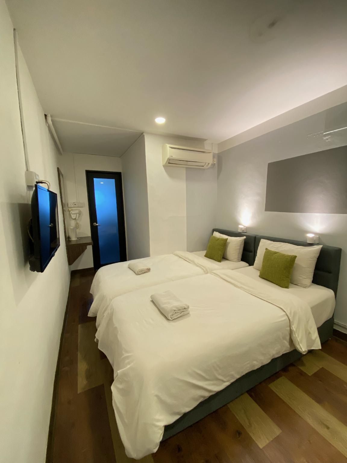 V HOTEL Deluxe Twin Room B - Non-Smoking 2