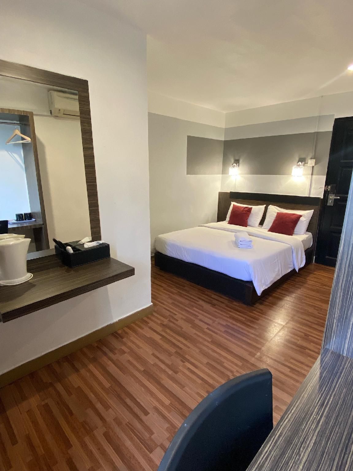 Deluxe Queen Room - Non-Smoking