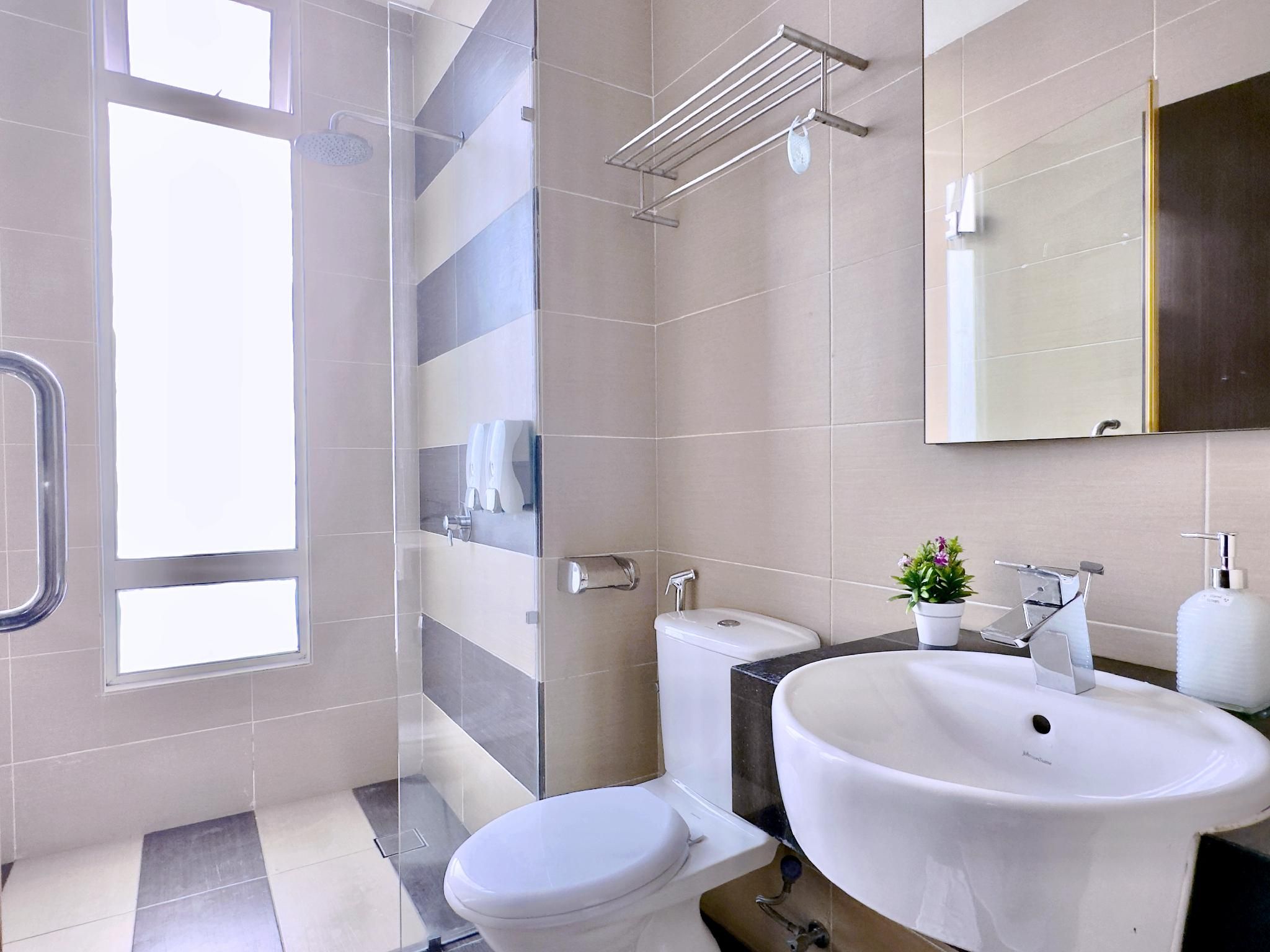 4-Bedroom Apartment - Max 20 People, Netflix, Smart TV 70-Inch, Private Lift