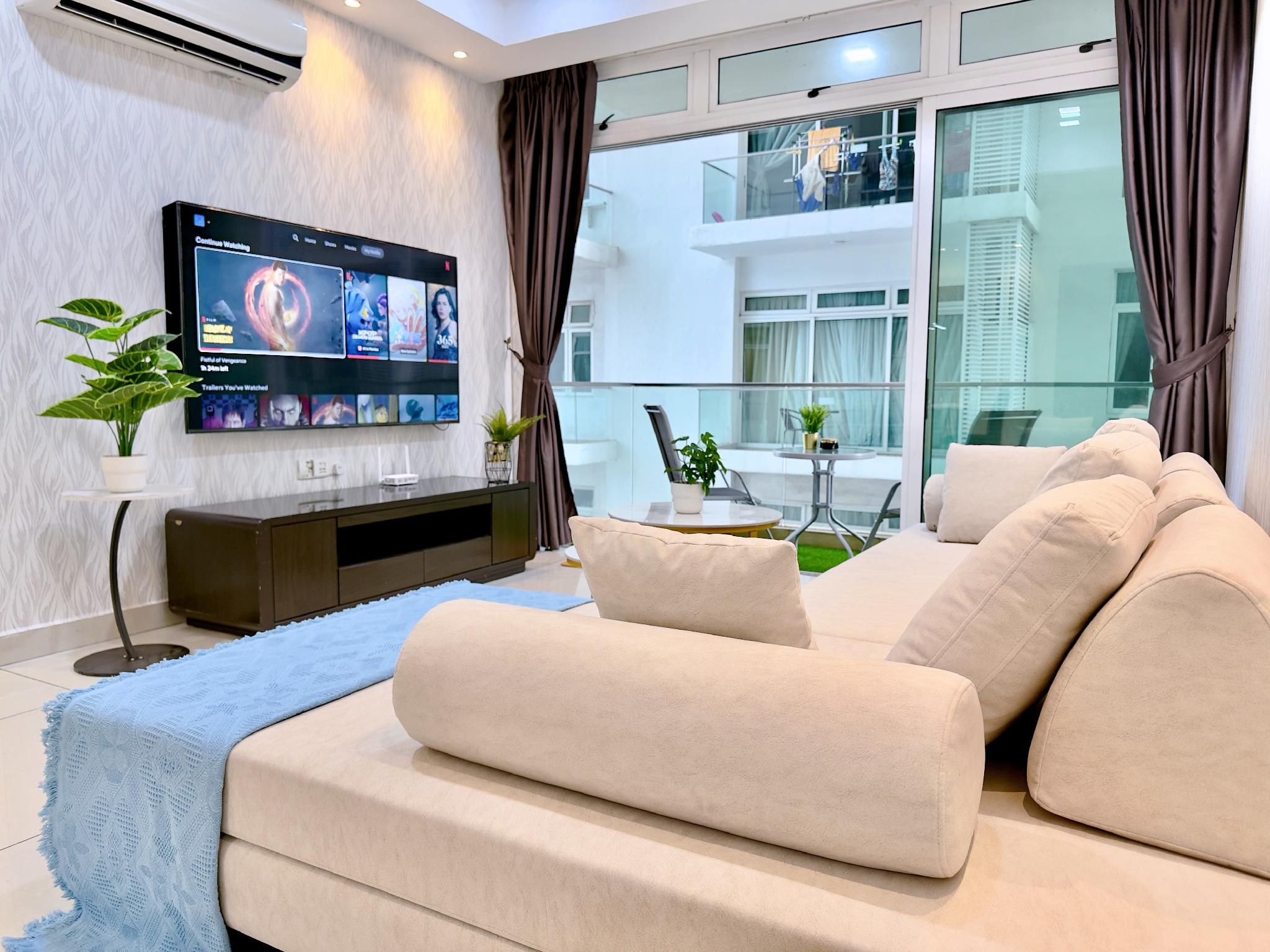 3-Bedroom Apartment - Max 11 People, Private Lift, Netflix, Smart TV 70-Inch