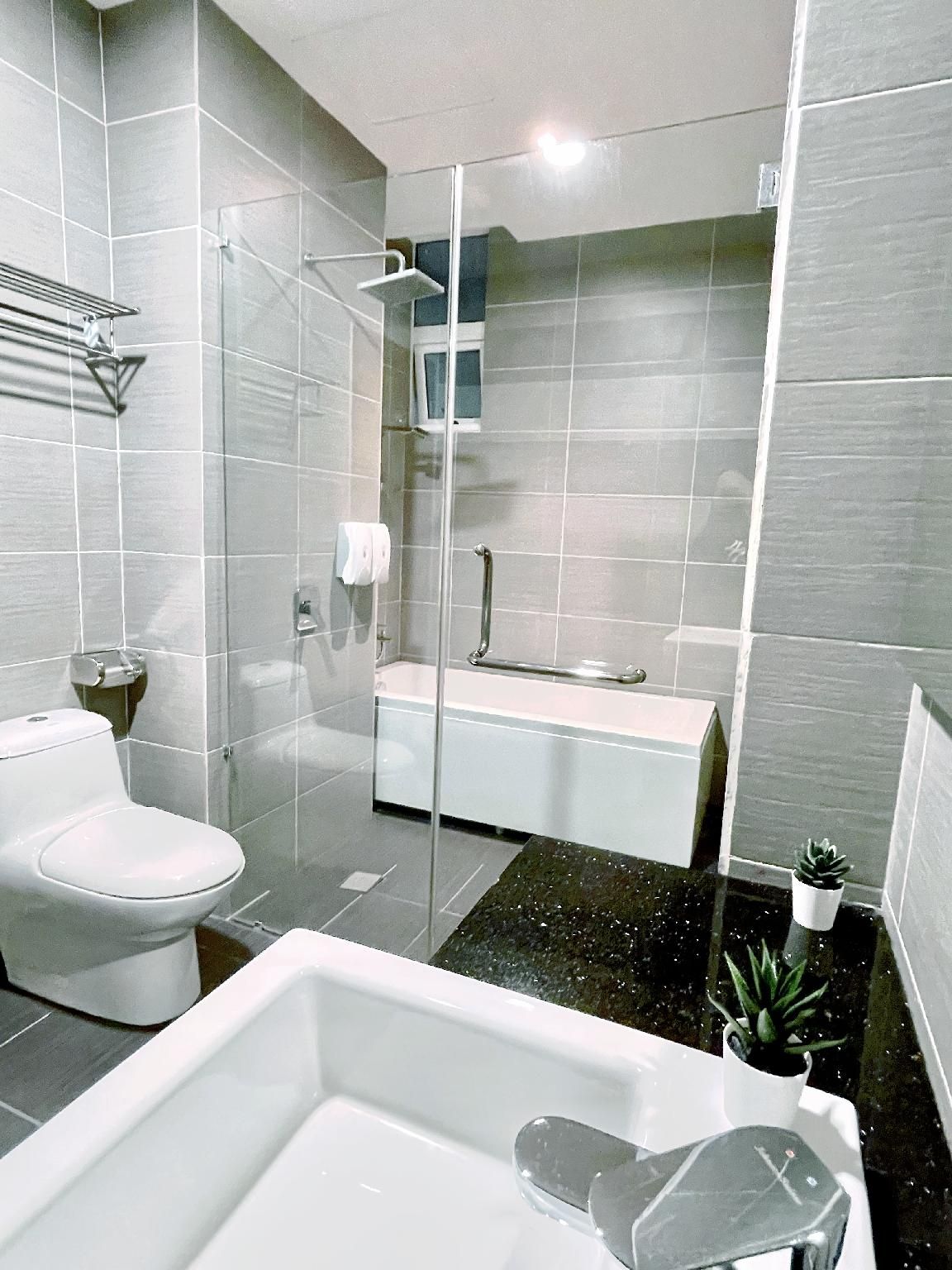 3-Bedroom Apartment - Max 13 People, Netflix, Smart TV 70-Inch, Private Lift