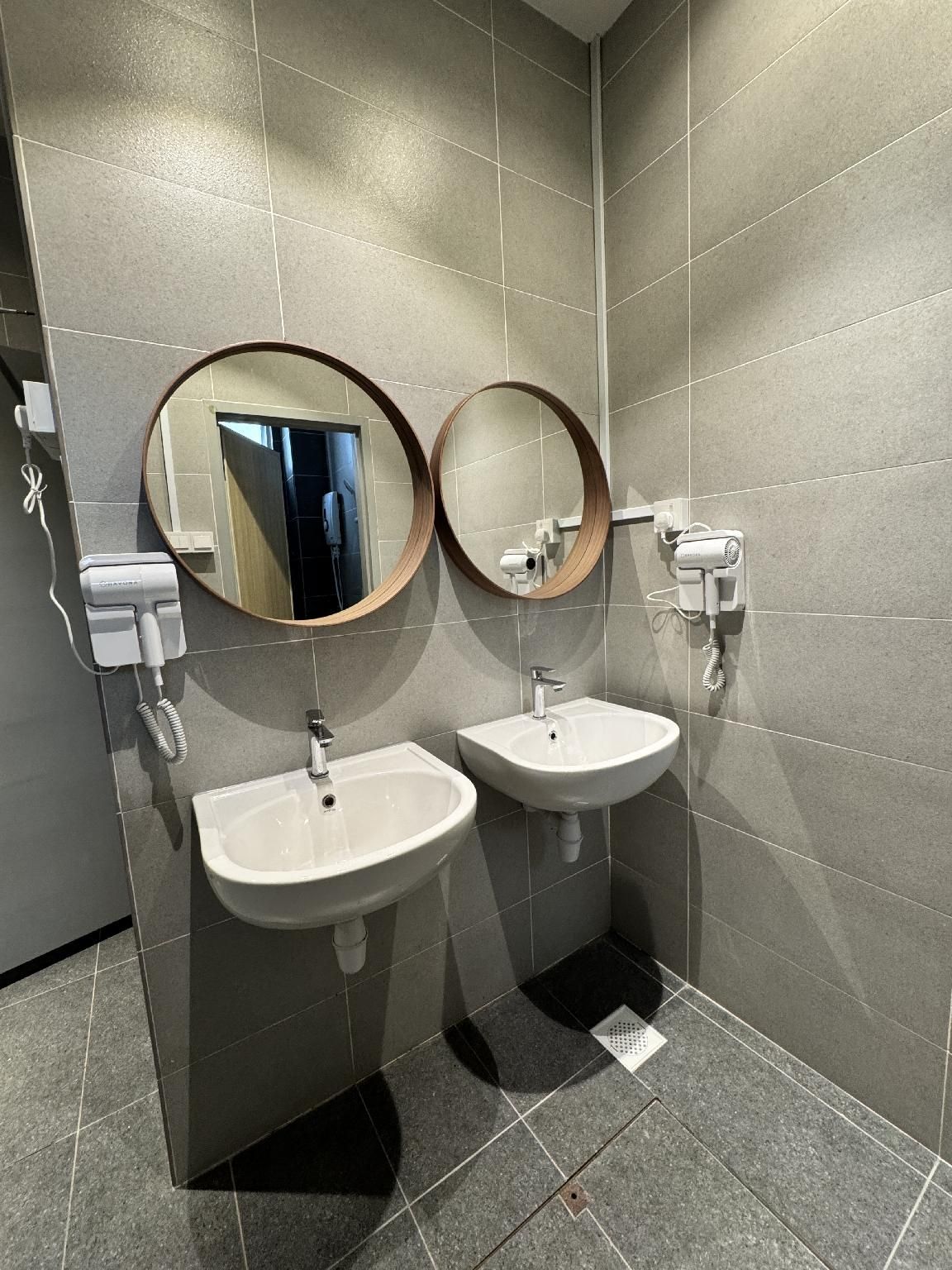 Single Bedroom, Mixed Gender with Shared Bathroom