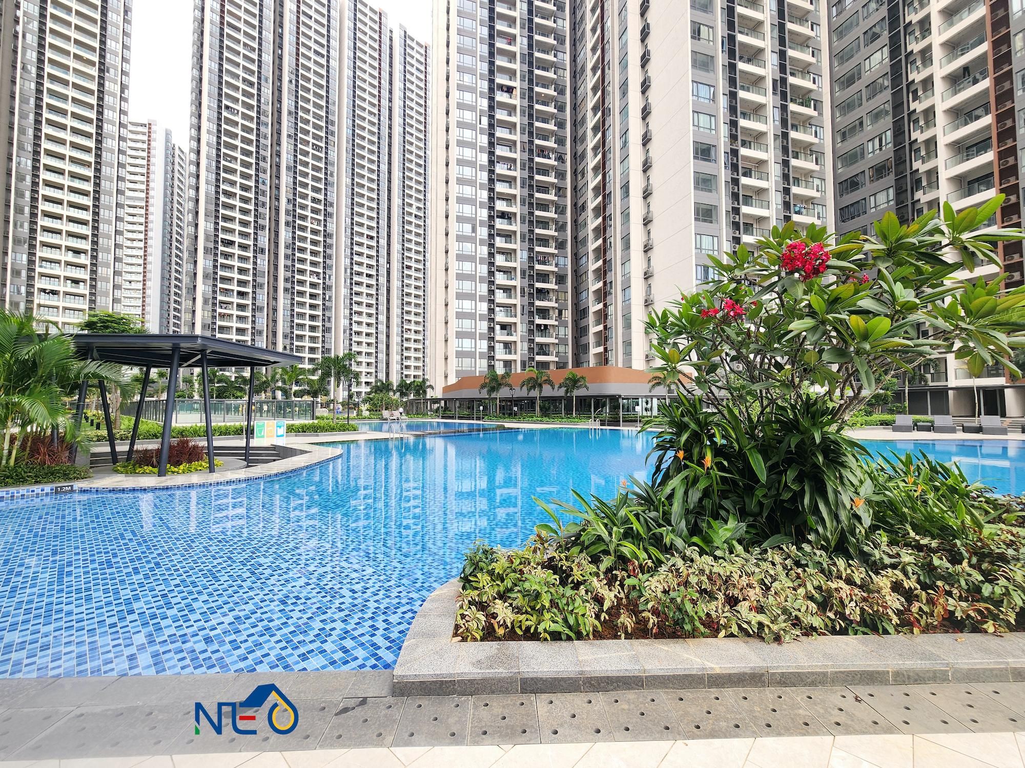 swimming pool [outdoor]