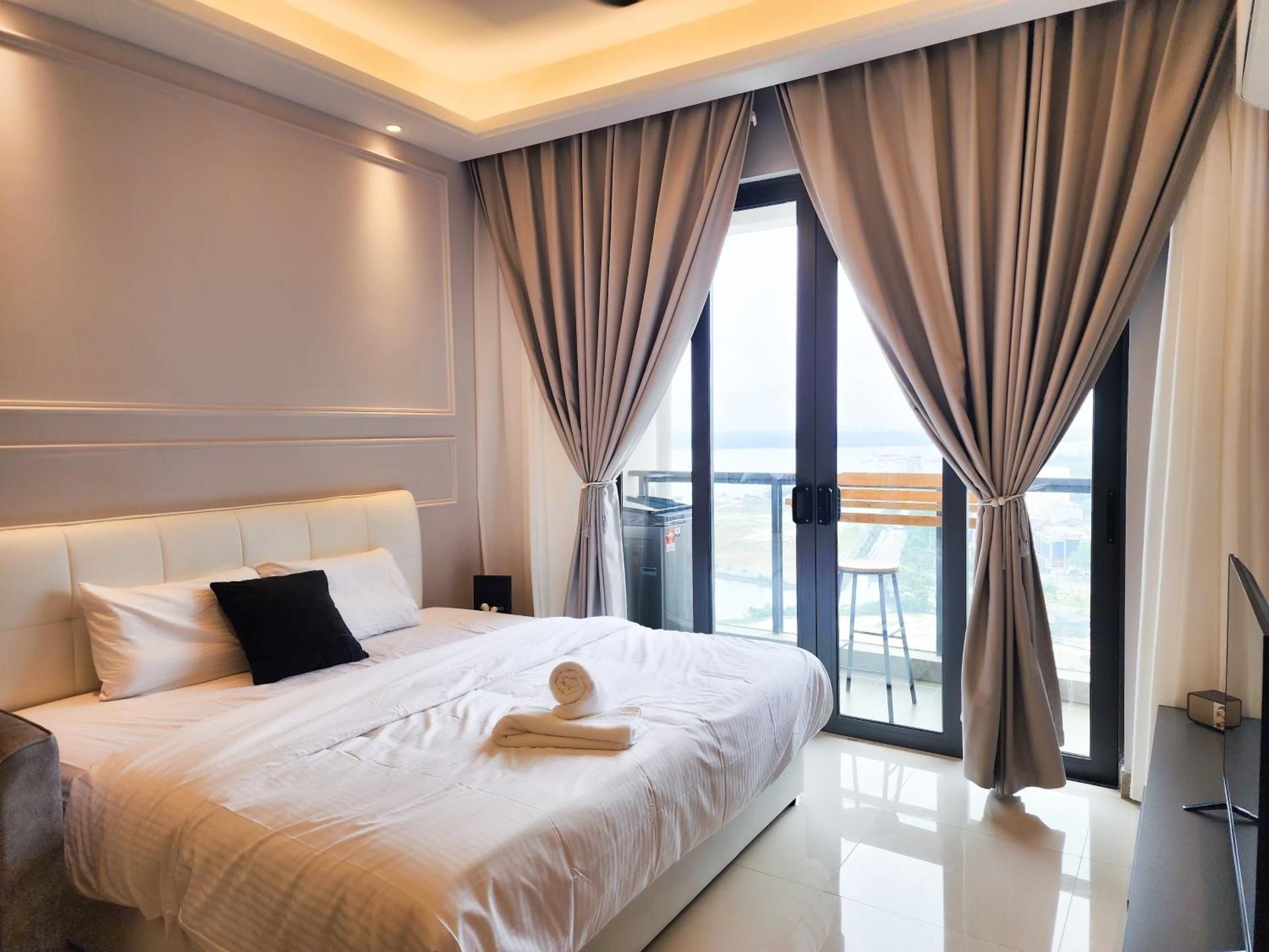 One-Bedroom Apartment with Sea View and Balcony