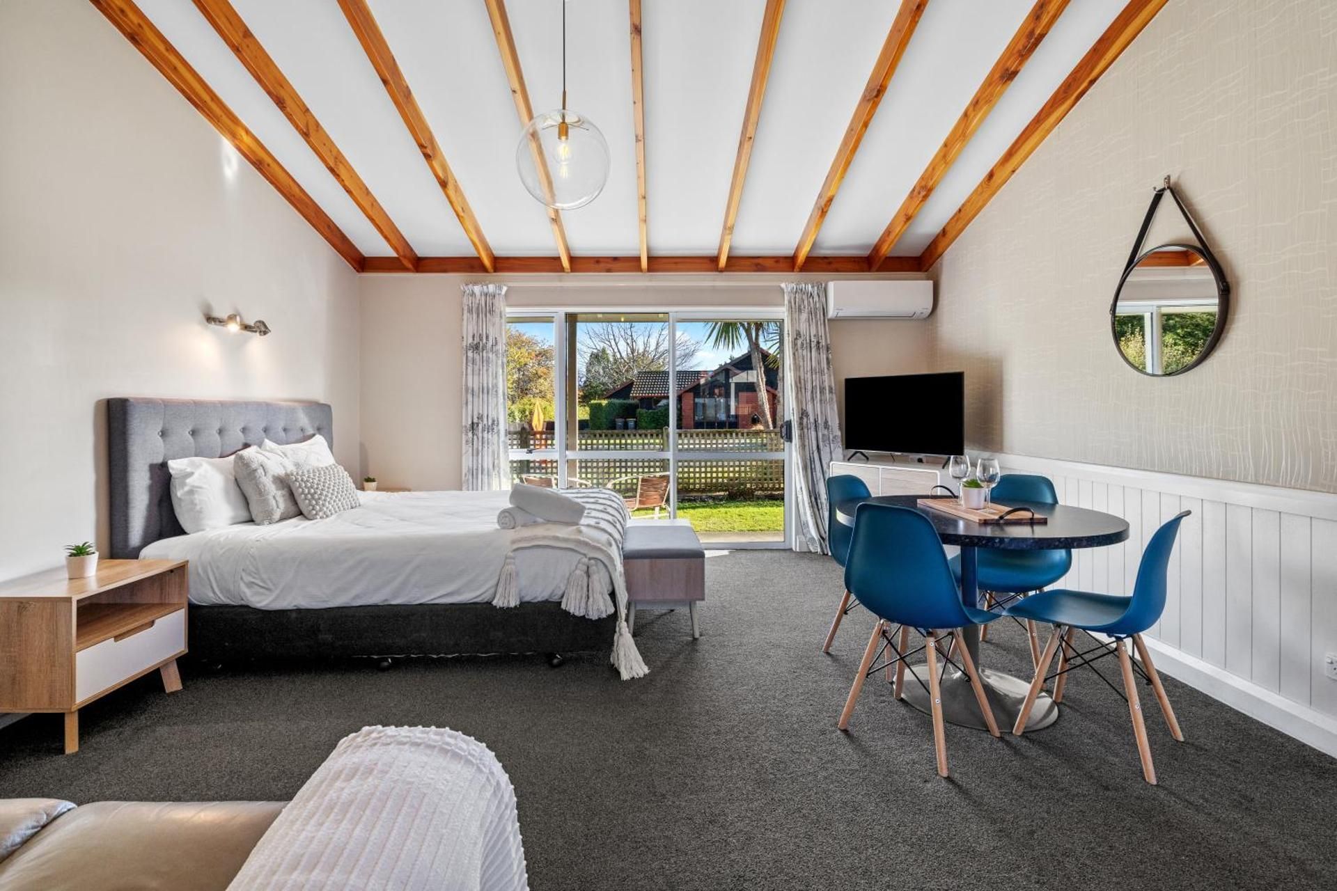 Superior One-Bedroom Apartment (6 Adults)