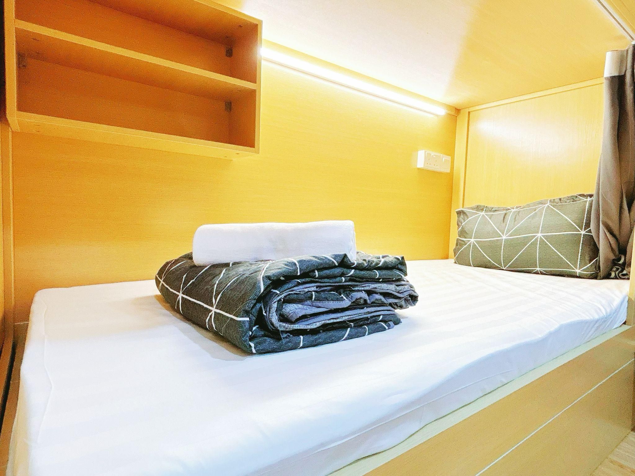 Single Capsule in Mixed Room