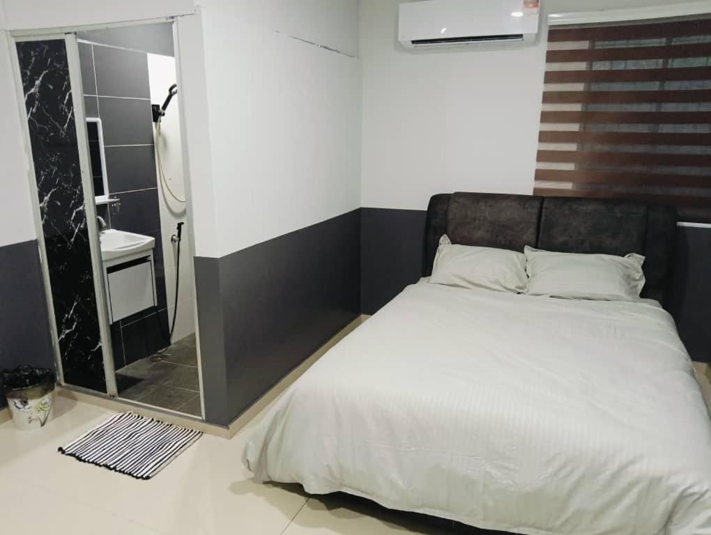 Standard - 1 Queen Bed