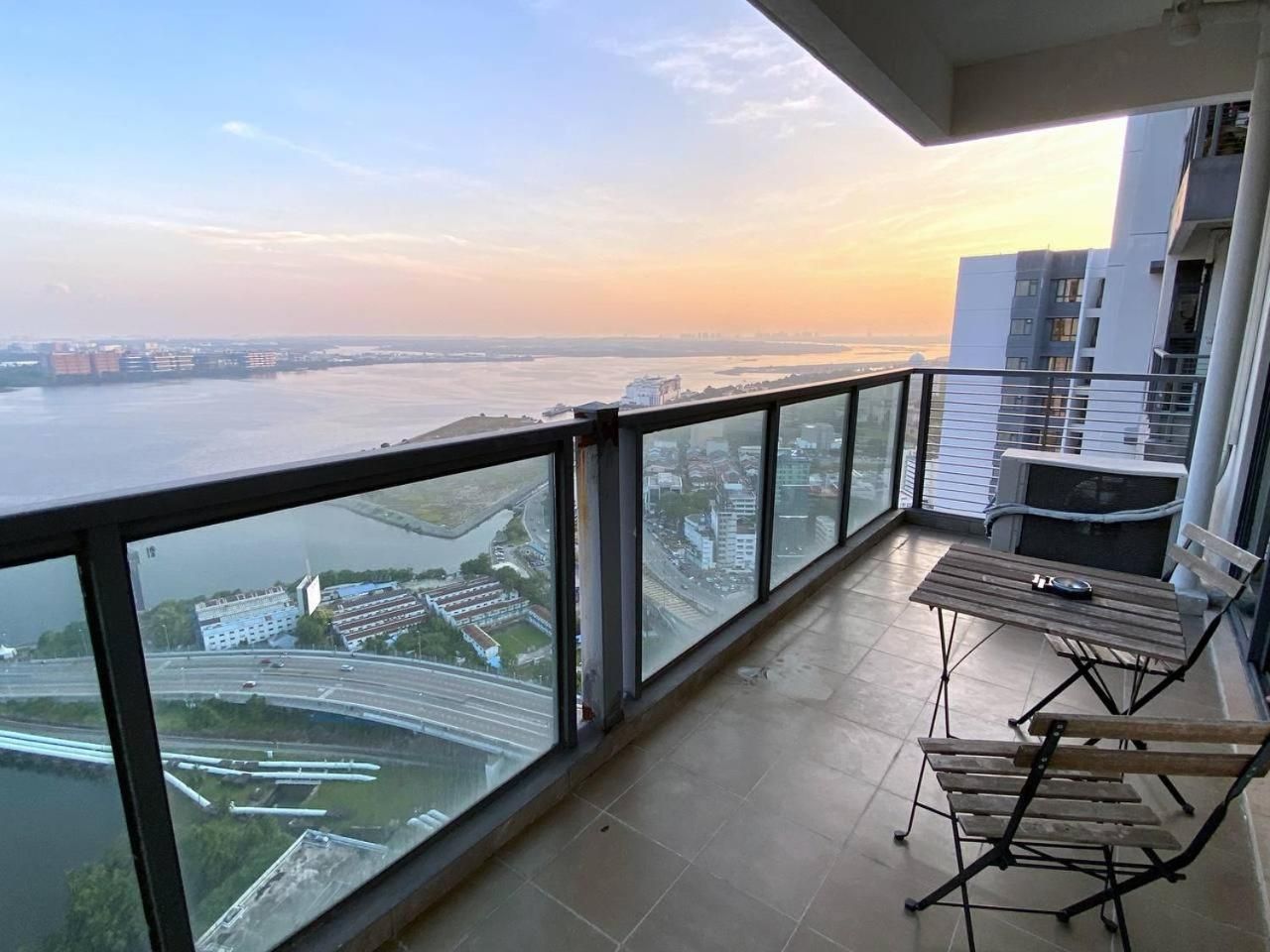 Three Bedroom Apartment with Seaview & Bathtub