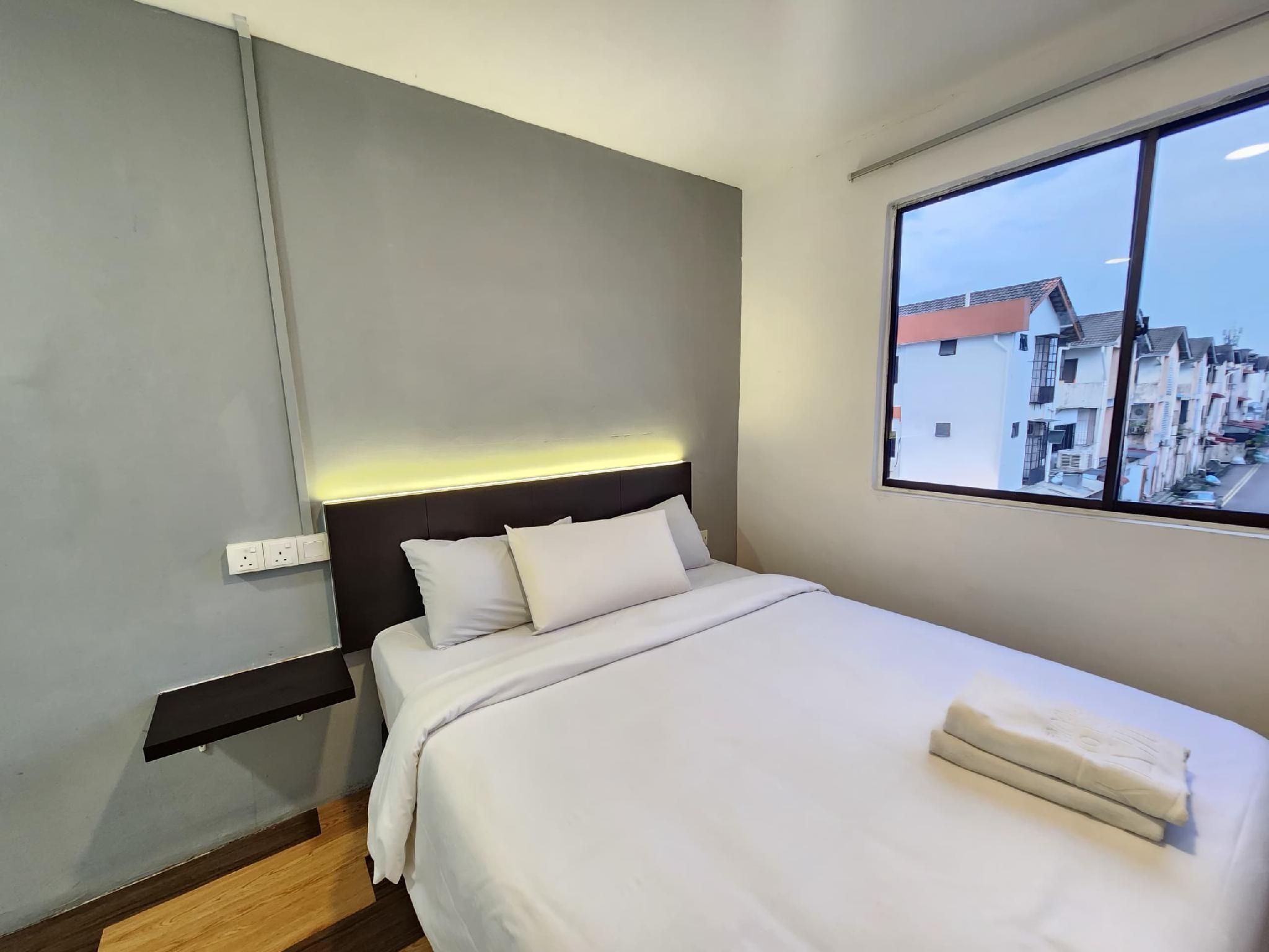 Queen Bedroom with Window