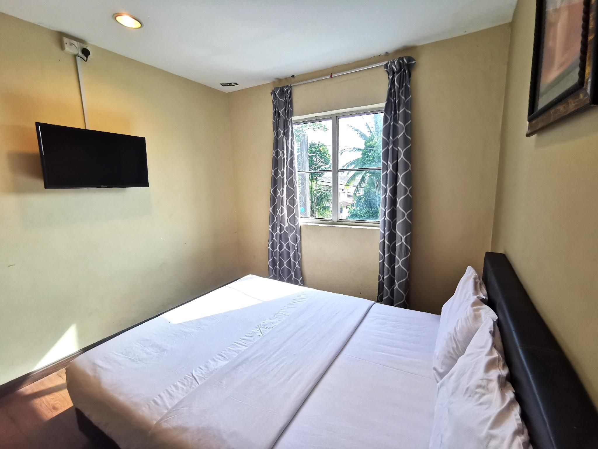 98 Hotel Deluxe Queen Room 3