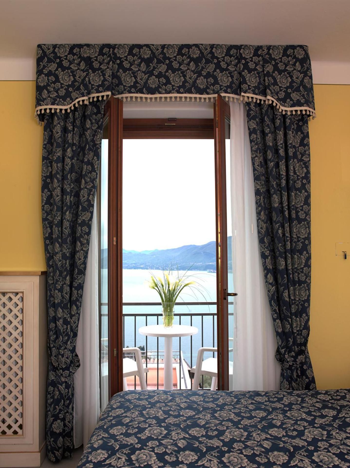 Standard Double or Twin Room with Lake View