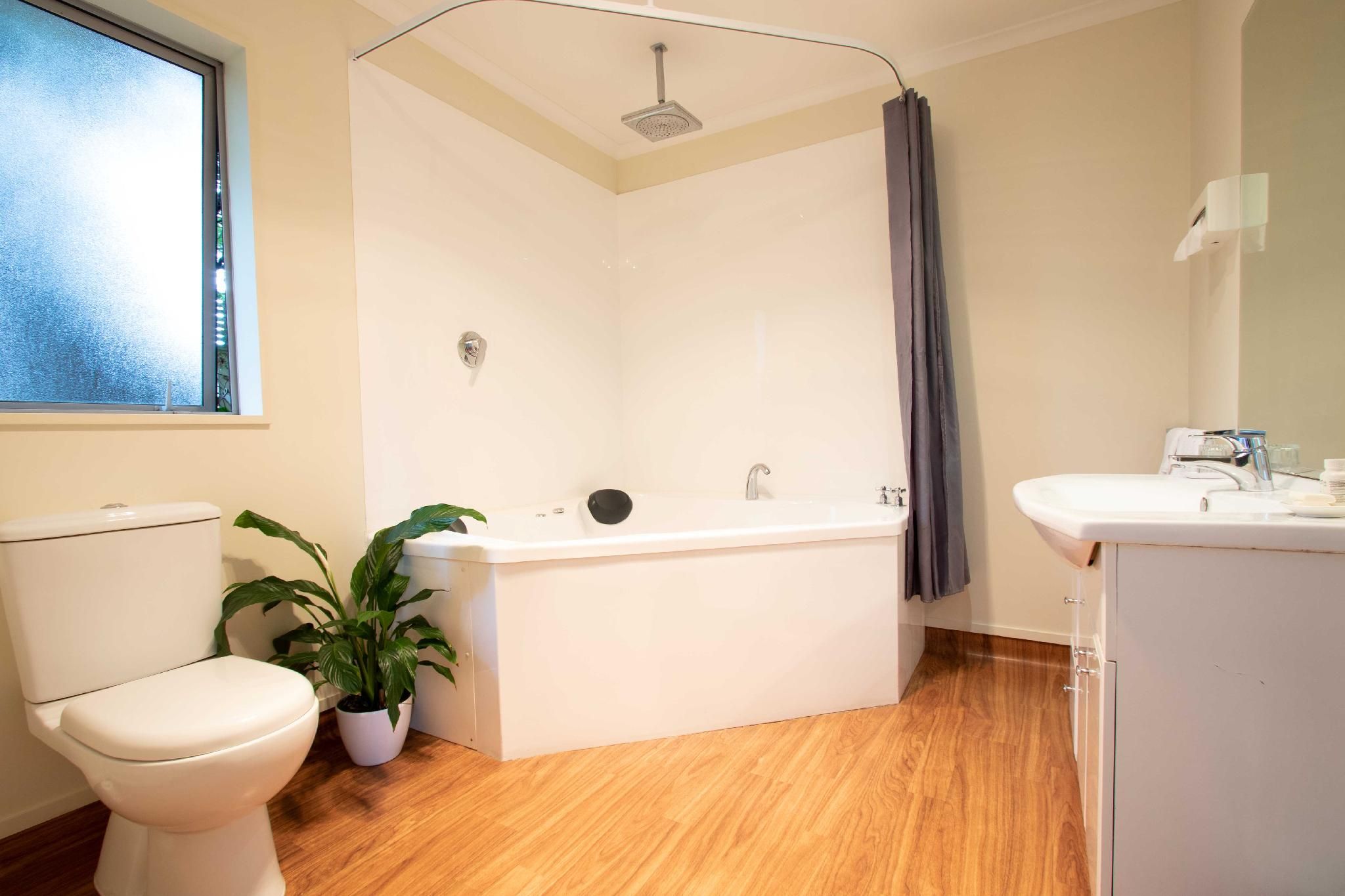 Studio Spa Bath