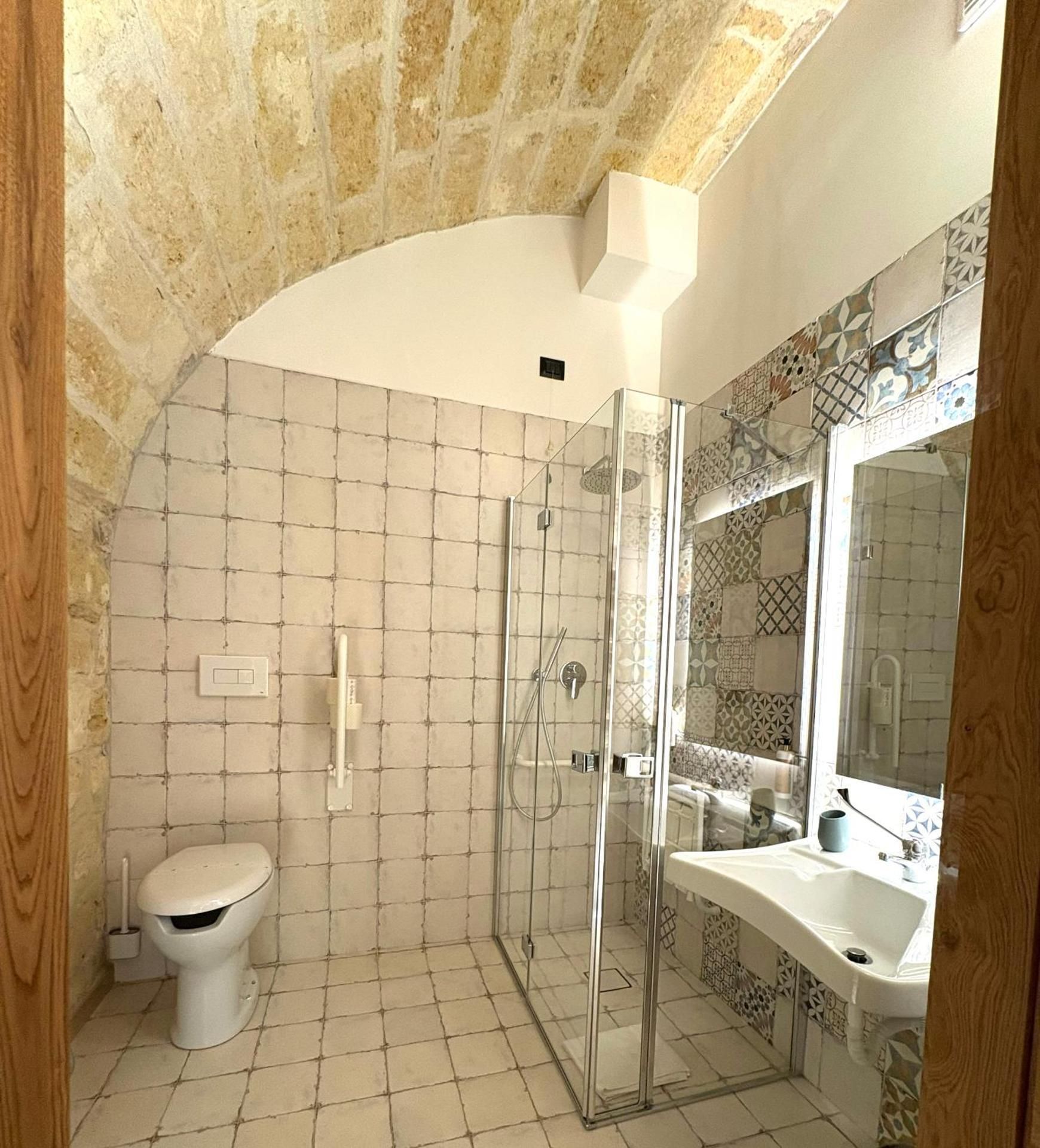 Terra di Trani King Room with Roll-In Shower - Disability Access 3