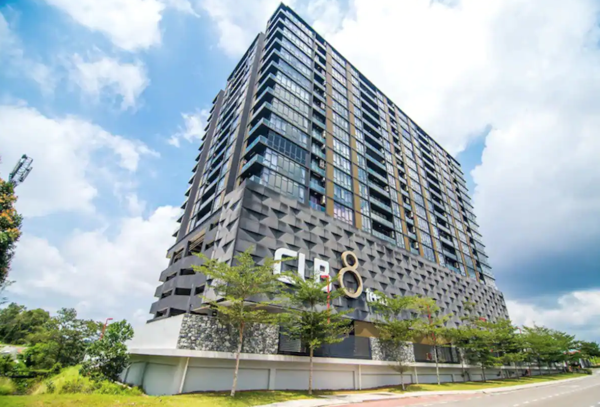Cube 8 Teens Taman Mount Austin Apartment by UHA