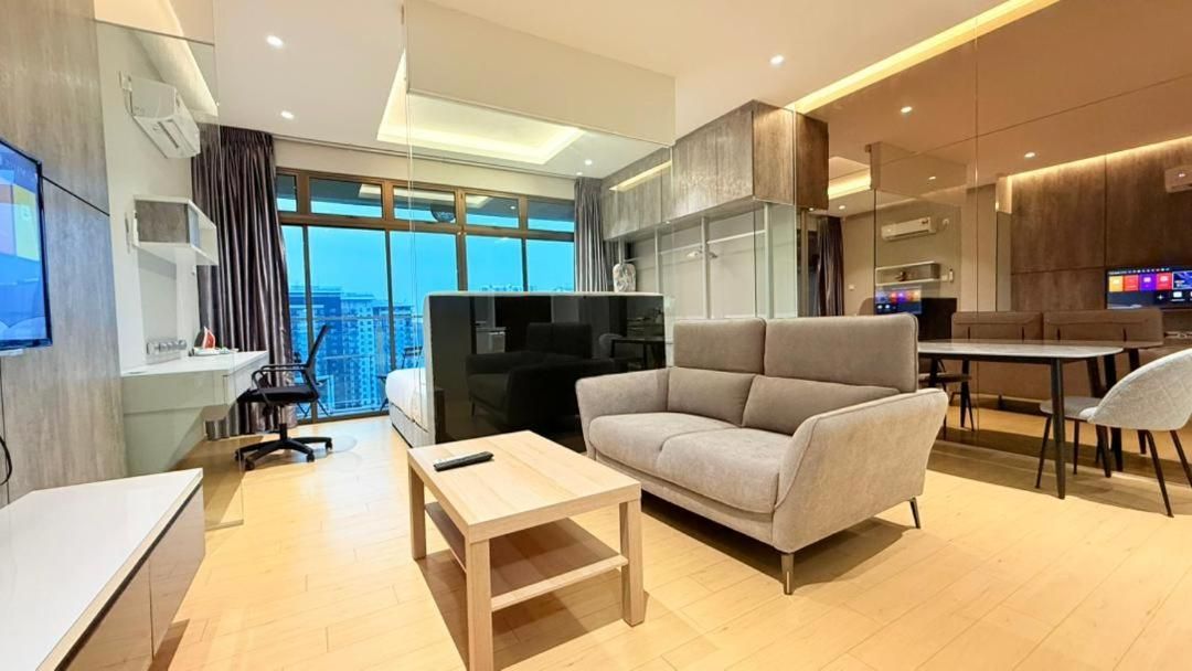 One-Bedroom Apartment with Lake View