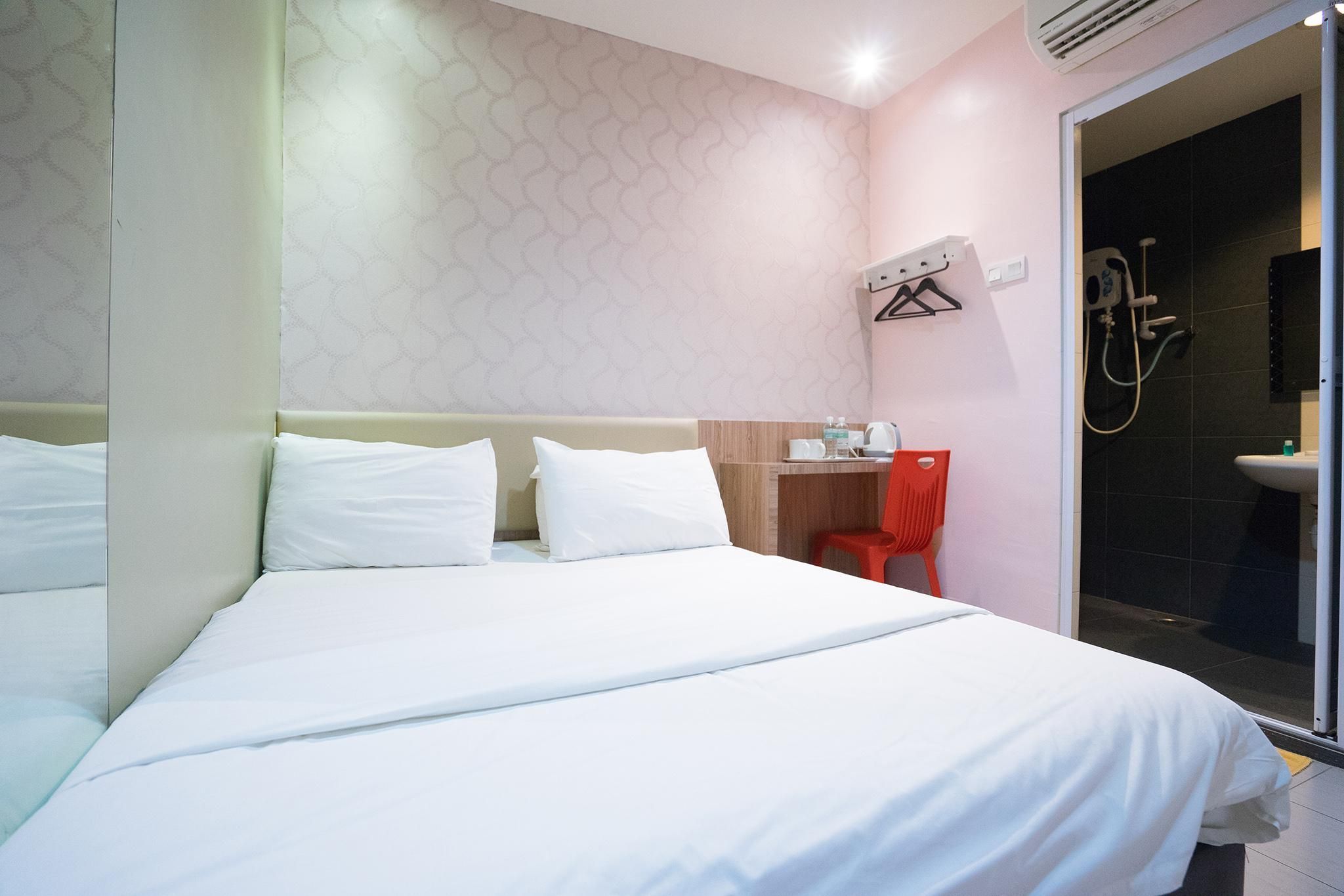 1 Queen Room