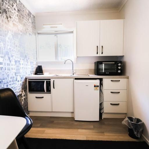 Golden Leaf Apartments Studio Apartment 3