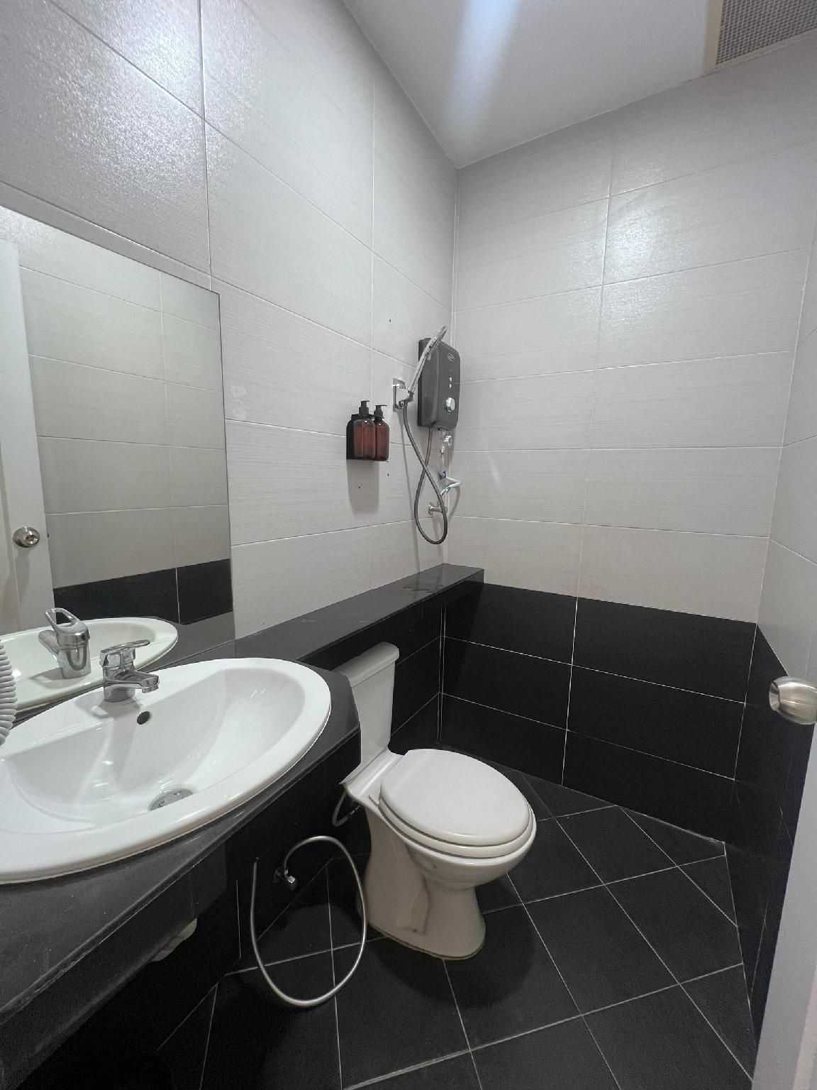Standard Queen - No Window - Shared Bathroom