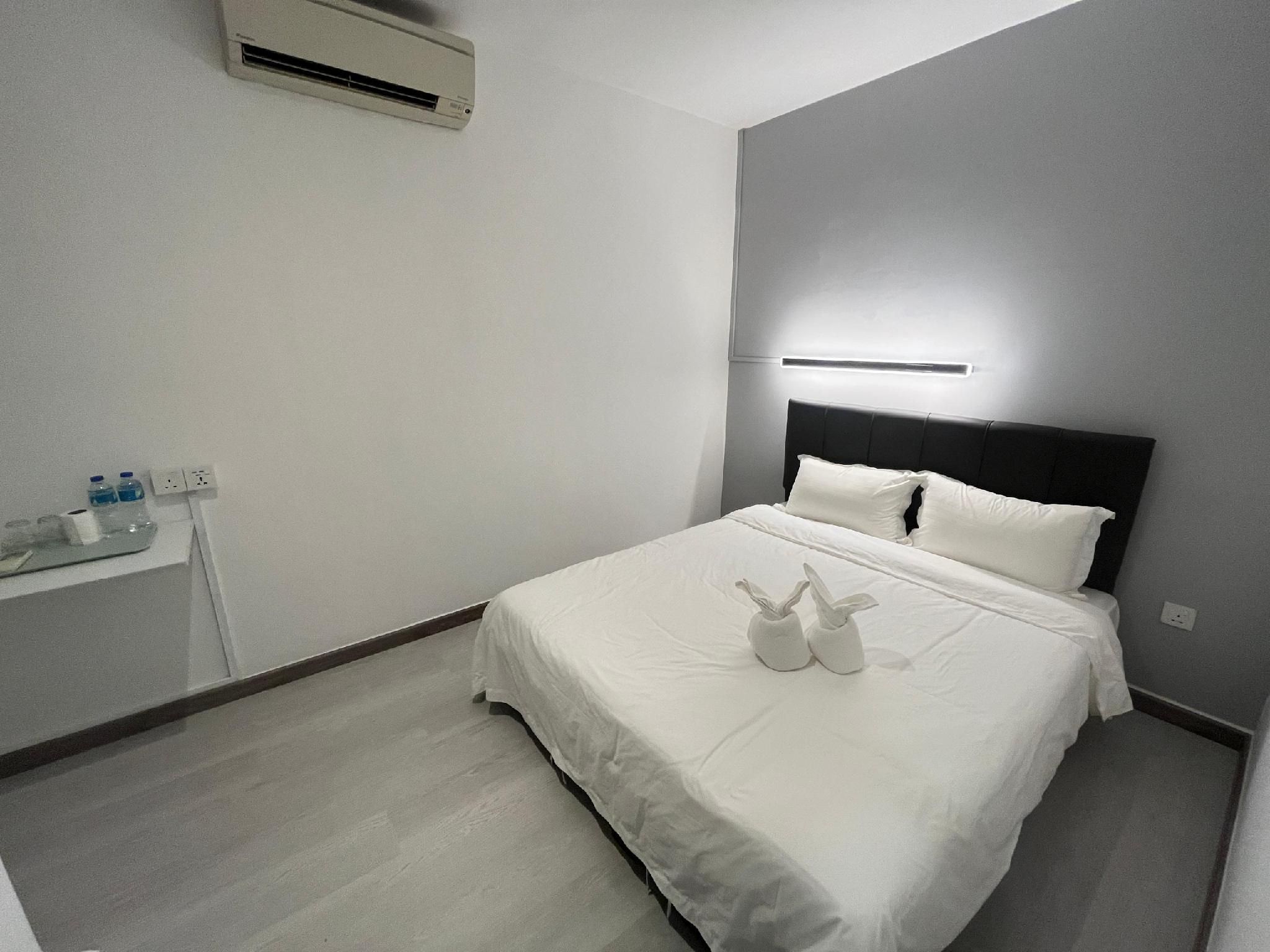 Standard Queen - No Window - Shared Bathroom