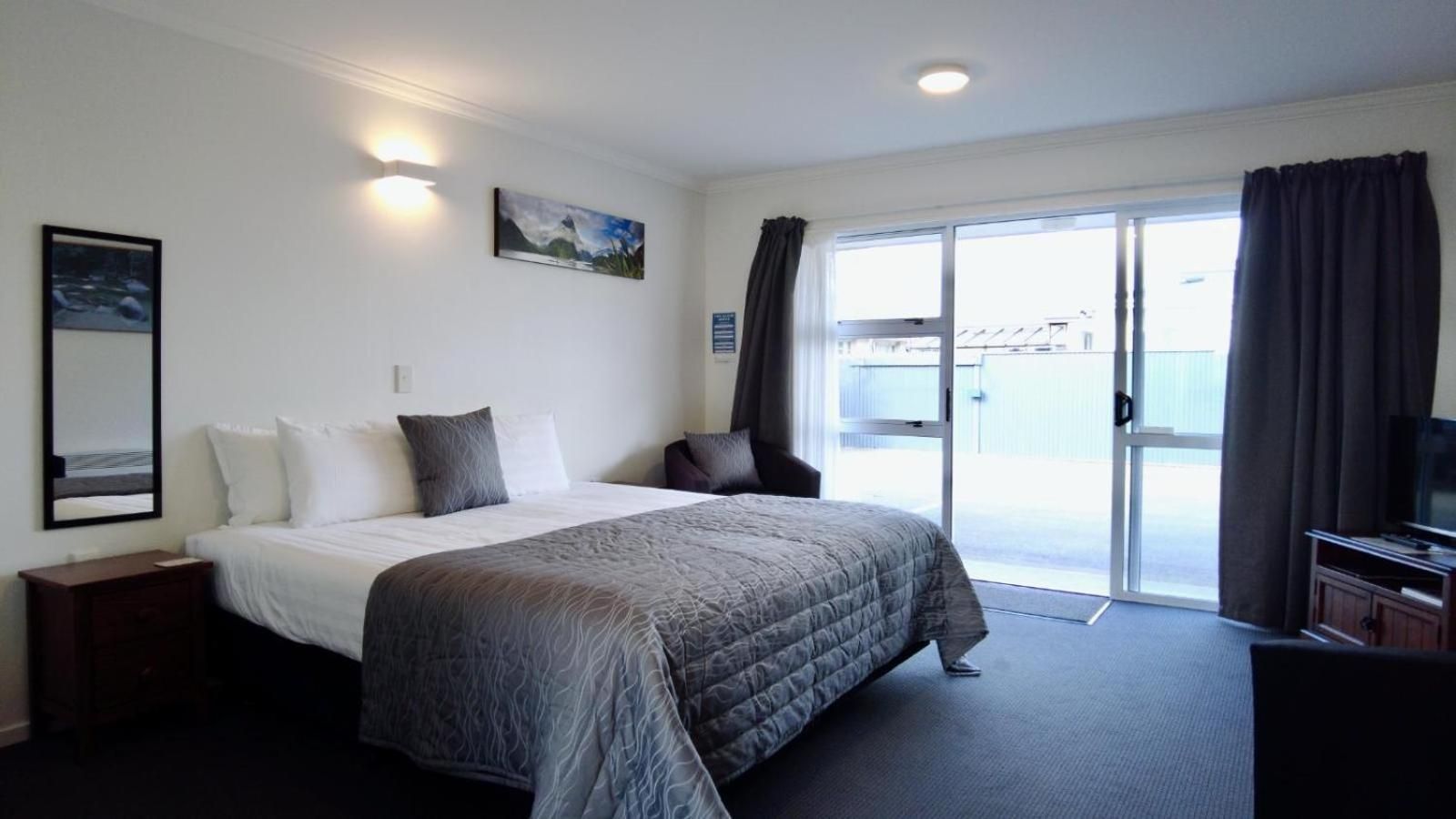 554 Moana Court Motel Studio