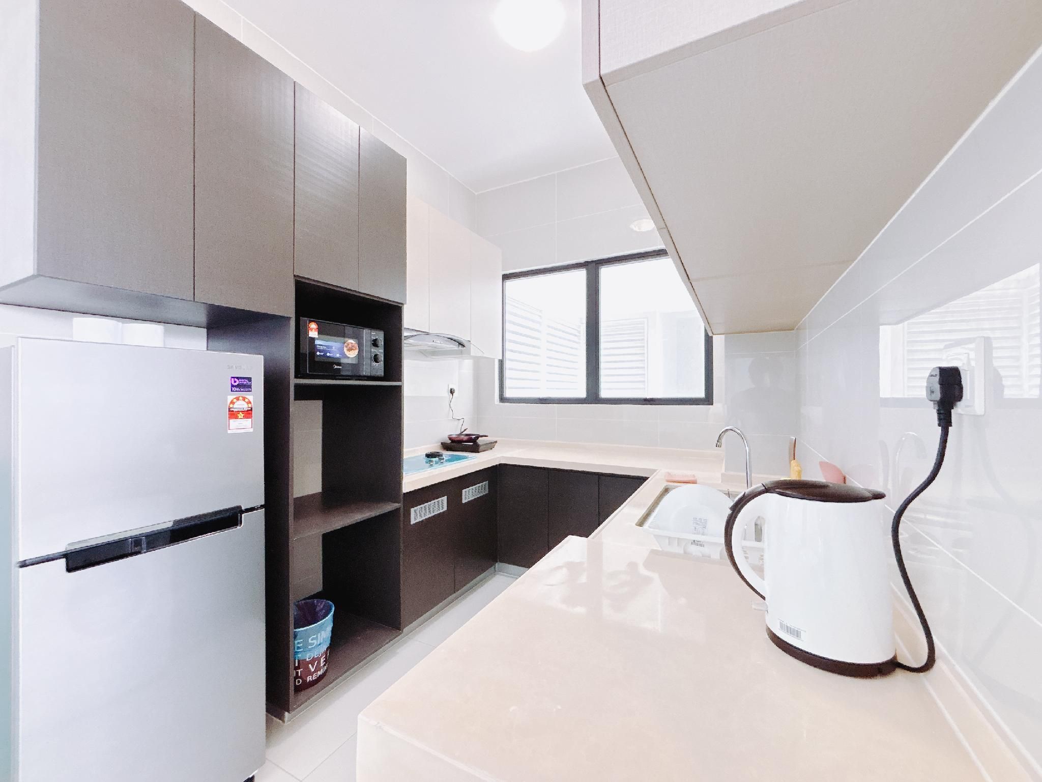 Seafront Country Garden Danga Bay by Lions Bay City View Connecting Family Rooms with Balcony 3