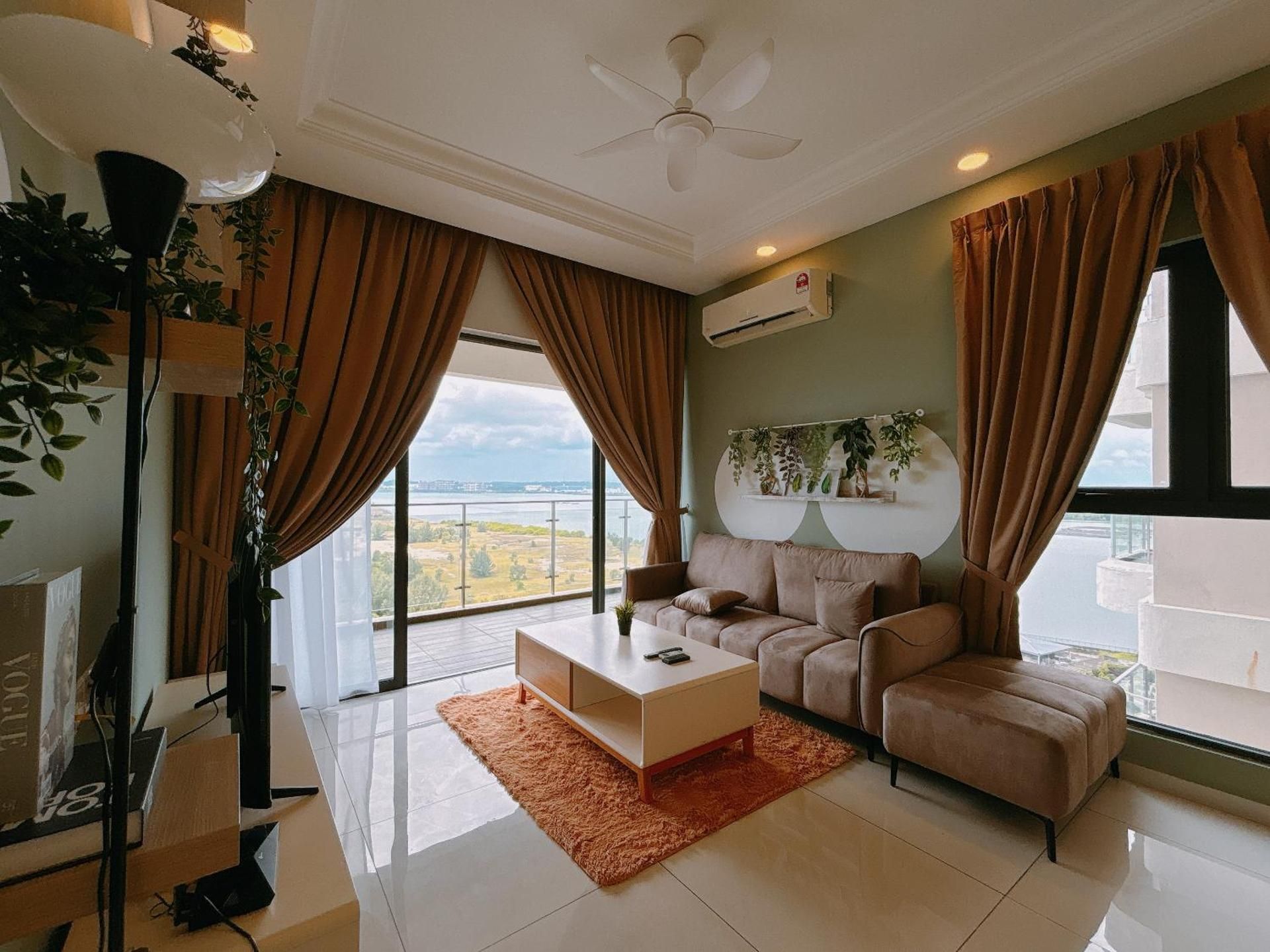 Apartment with Balcony and Sea View
