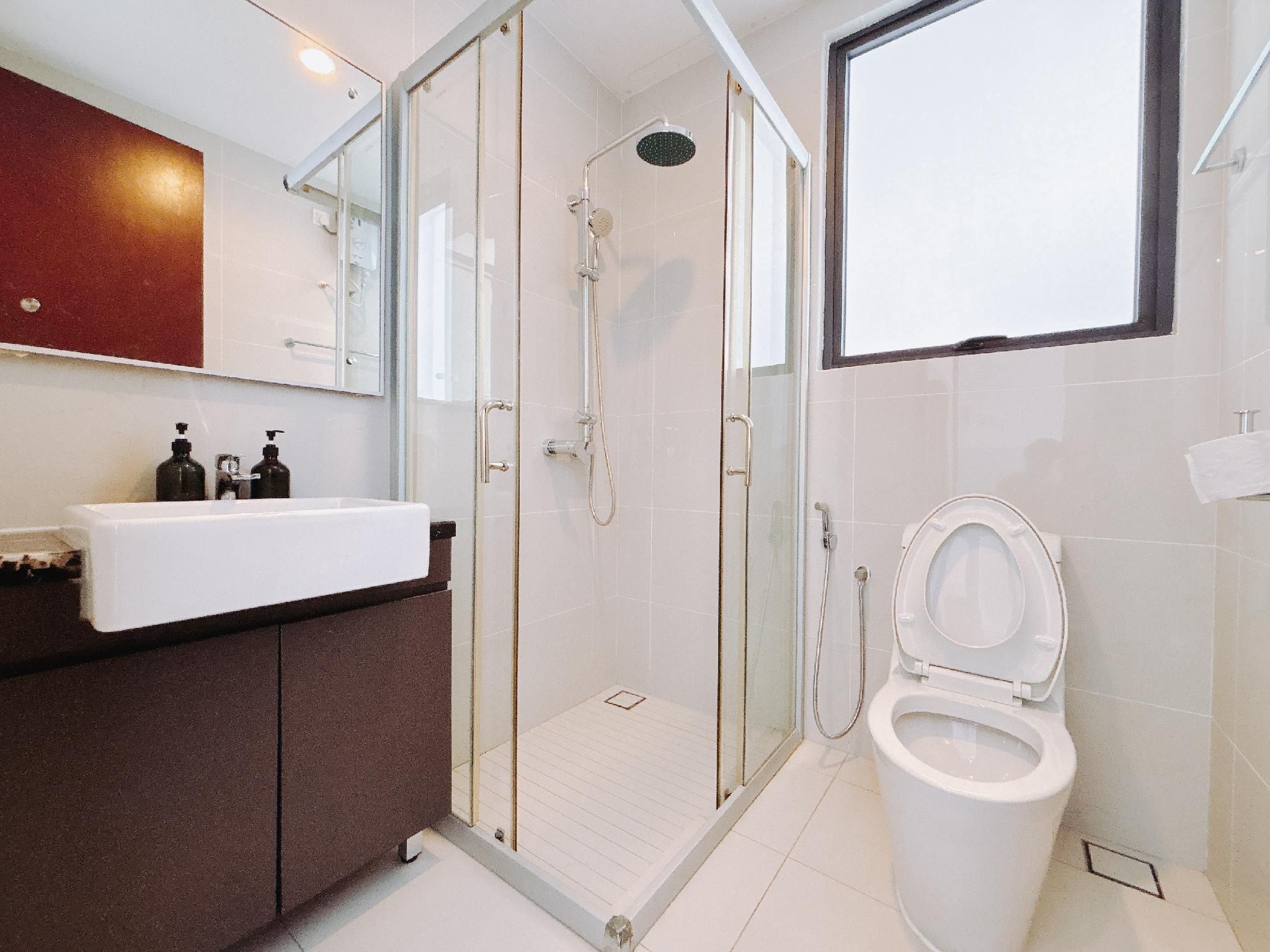 Seafront Country Garden Danga Bay by Lions Bay City View Connecting Family Rooms with Balcony 2