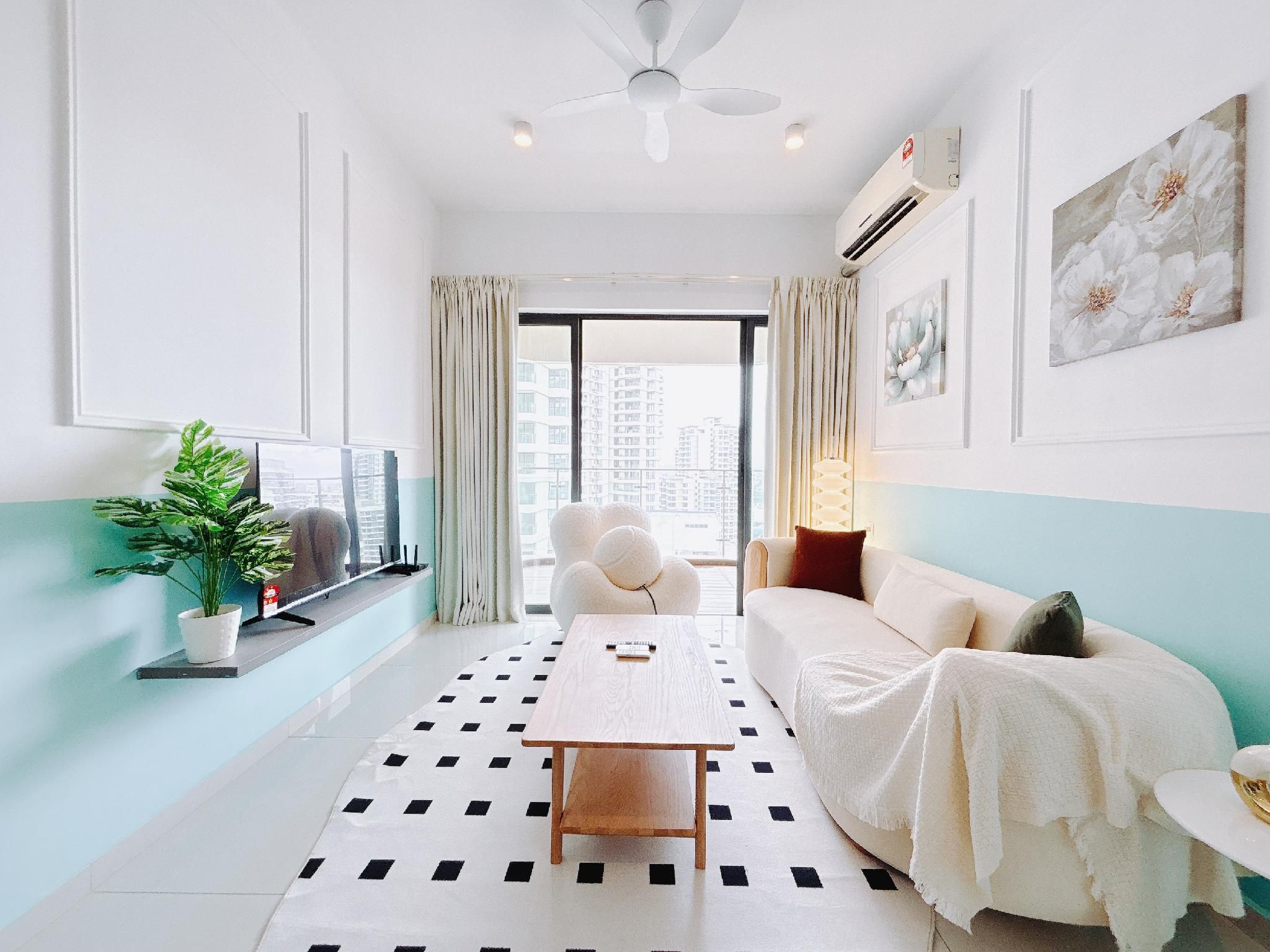 Seafront Country Garden Danga Bay by Lions Bay City View Connecting Family Rooms with Balcony